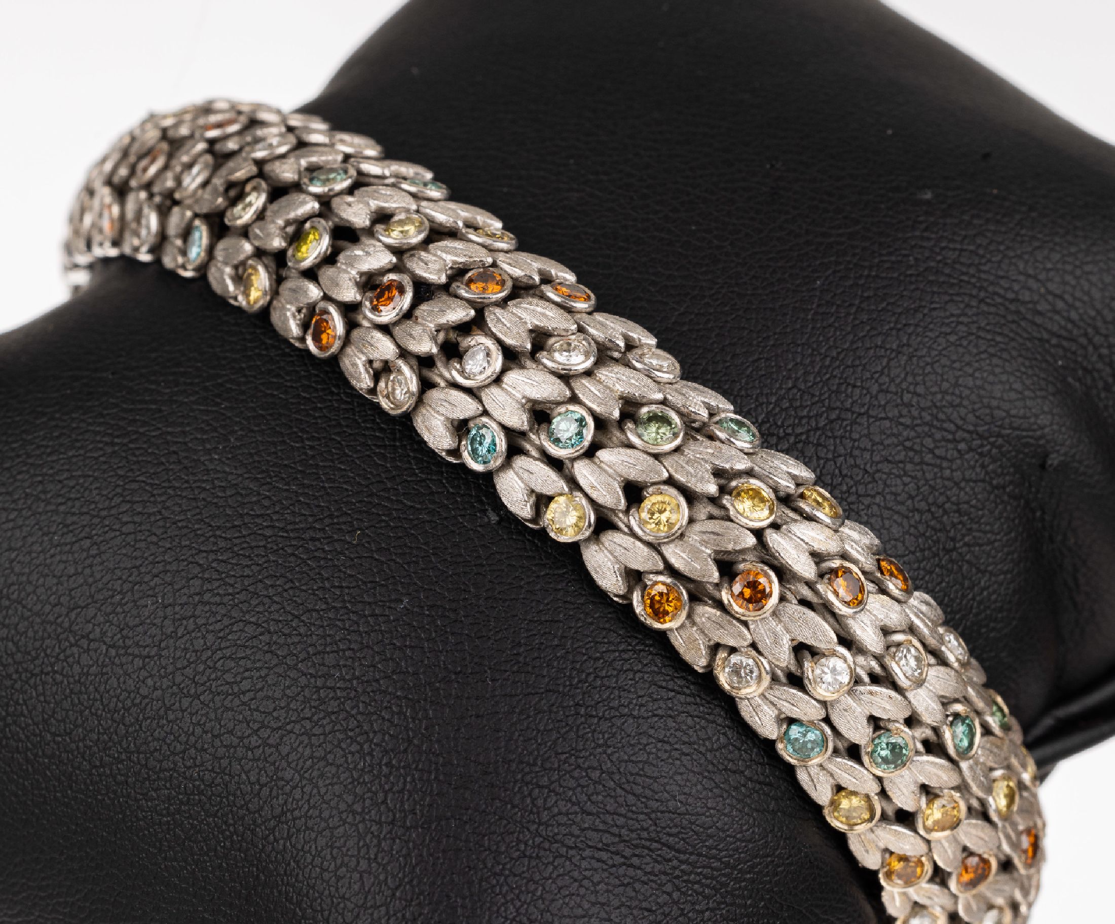 18 kt Gold Diamant Armband, WG 750/000, WG Elemente in Form von Blättern, grav., bes. mit 80 Brillanten in Blau/Gelb/Orange/Braun und Grün/si zus. ...