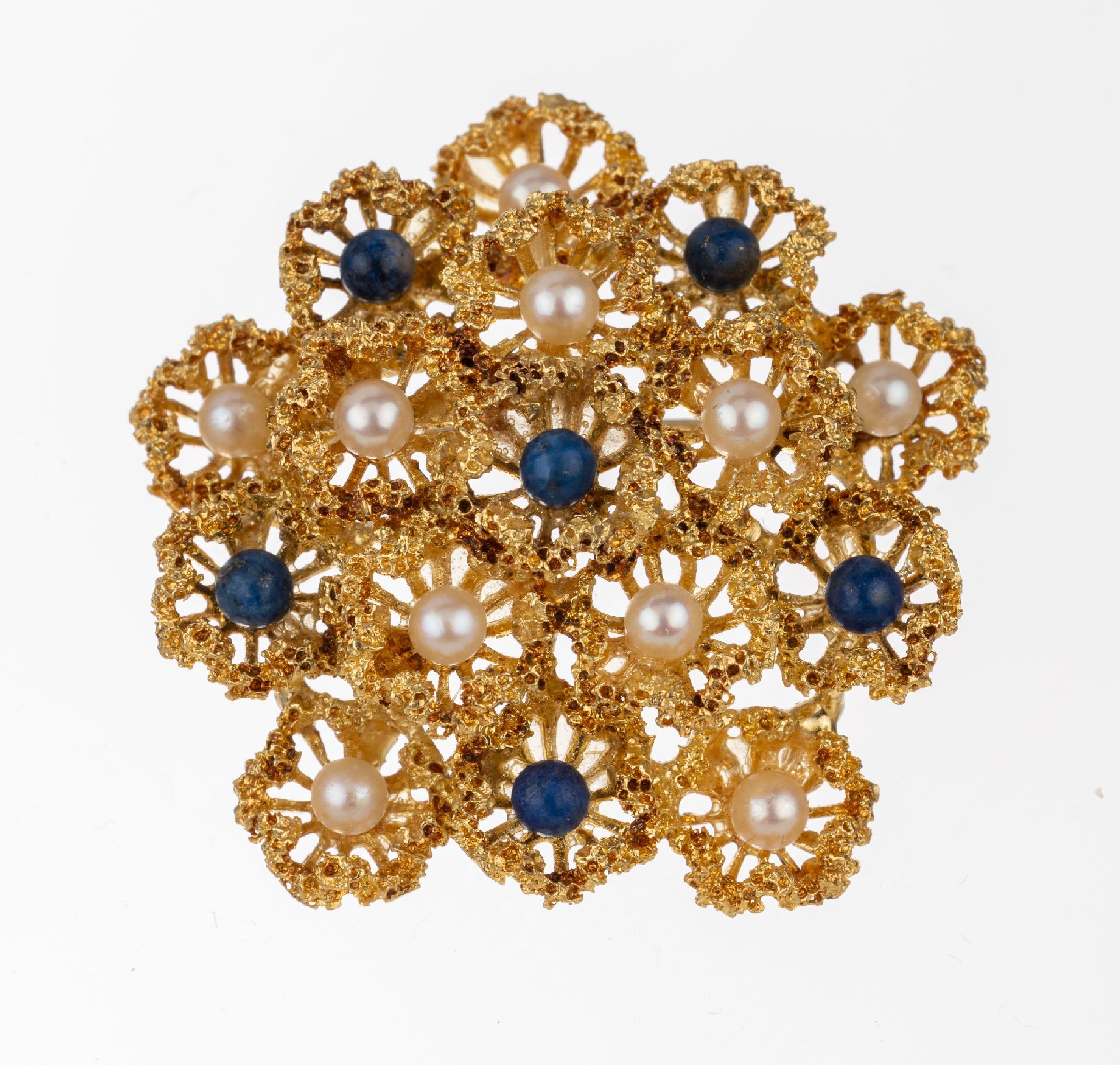 18 kt Gold Lapislazuli Perlen Brosche, GG 750/000, "Blüte", in mehreren Ebenen aufgebaut, im Wechsel mit rosef. Perlen und ...