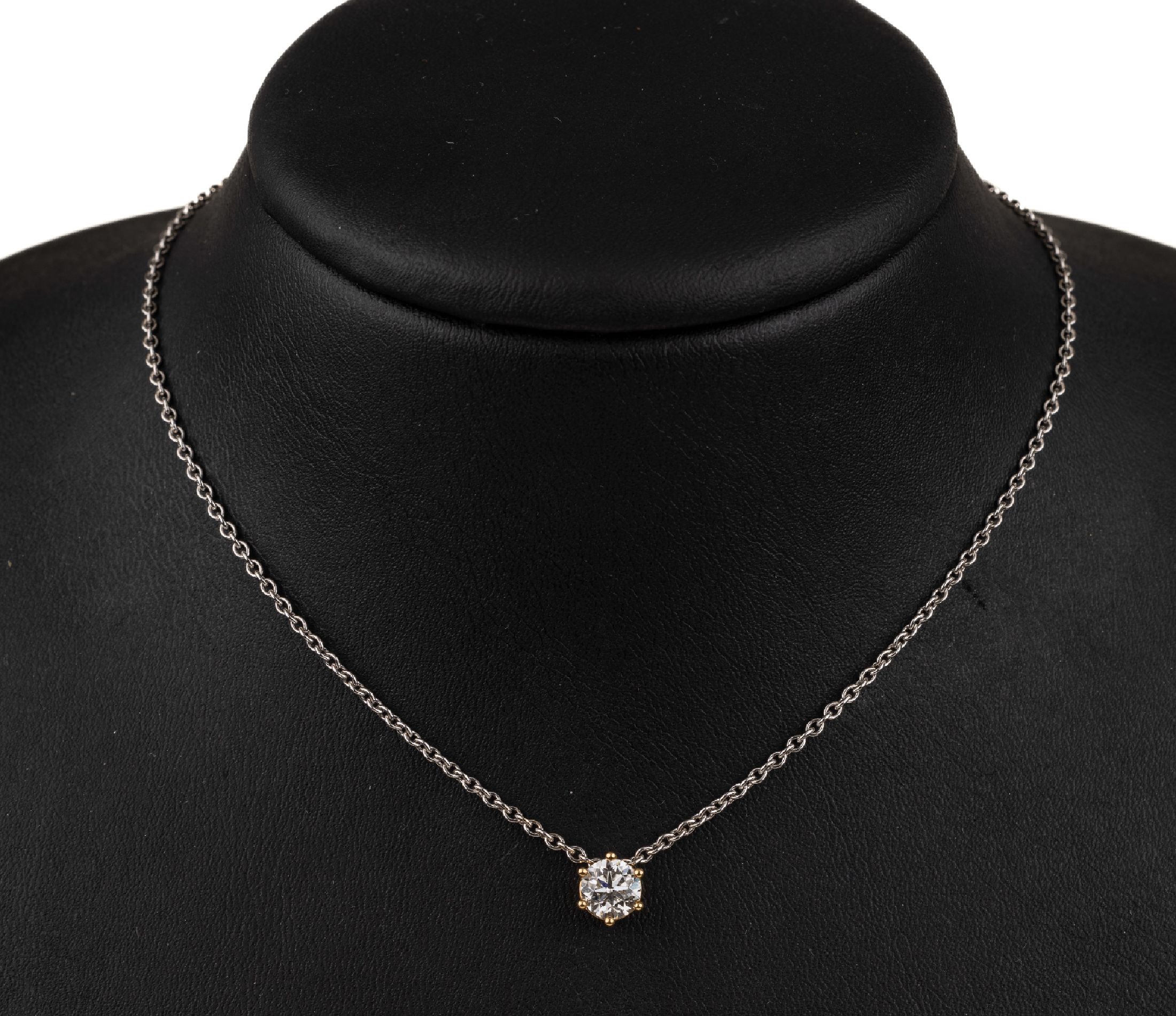 18 kt Gold Brillant Anhänger, GG 750/000, an 18 kt Gold Kette, WG 750/000, Brillant Solitär 1.00 ct feines Weiß (G)/vs2, in Krappenfassung, L ca. ...
