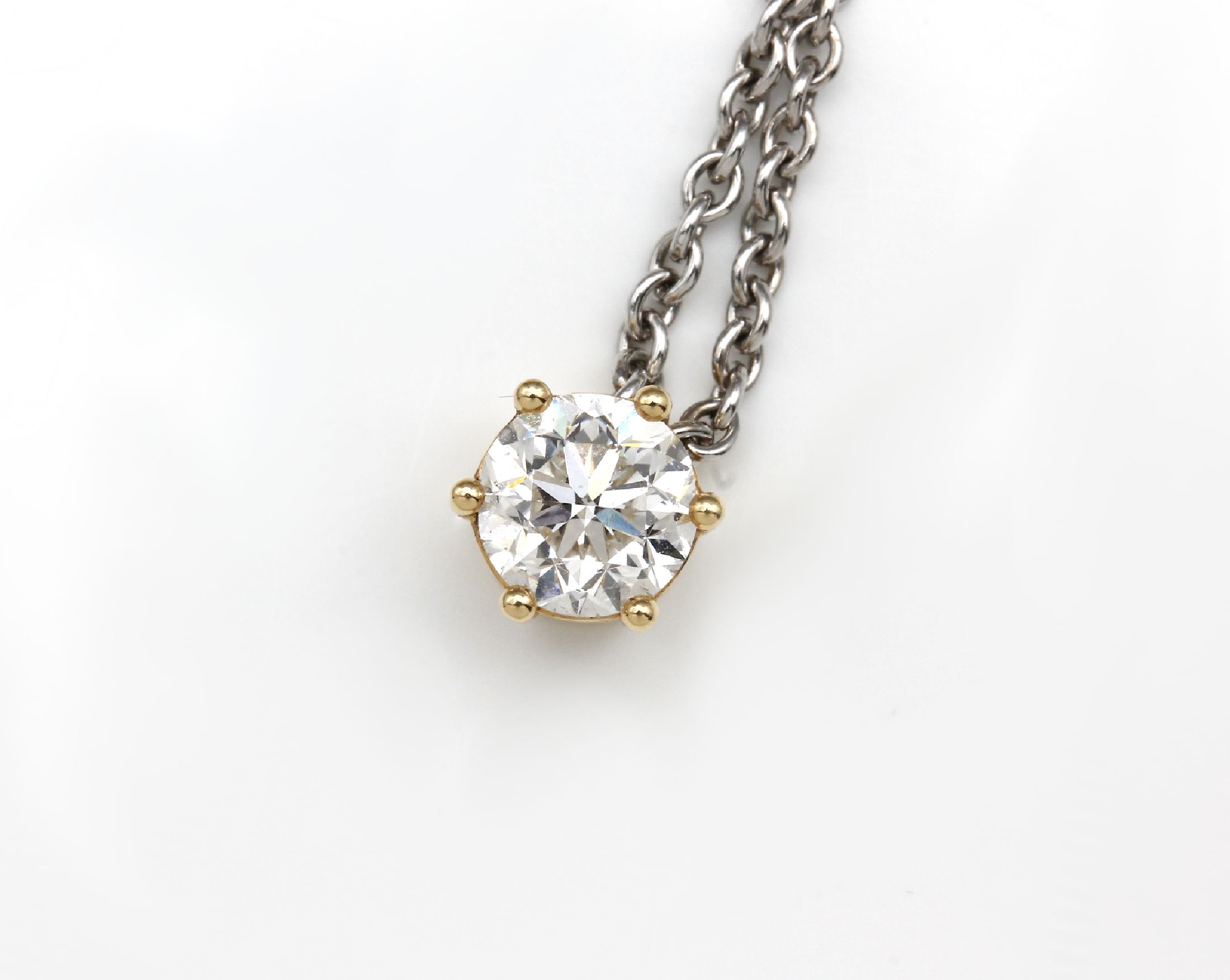 Detail a: 18 kt Gold Brillant Anhänger, GG 750/000, an 18 kt Gold Kette, WG 750/000, Brillant Solitär 1.00 ct feines Weiß (G)/vs2, in Krappenfassung, L ca. ...