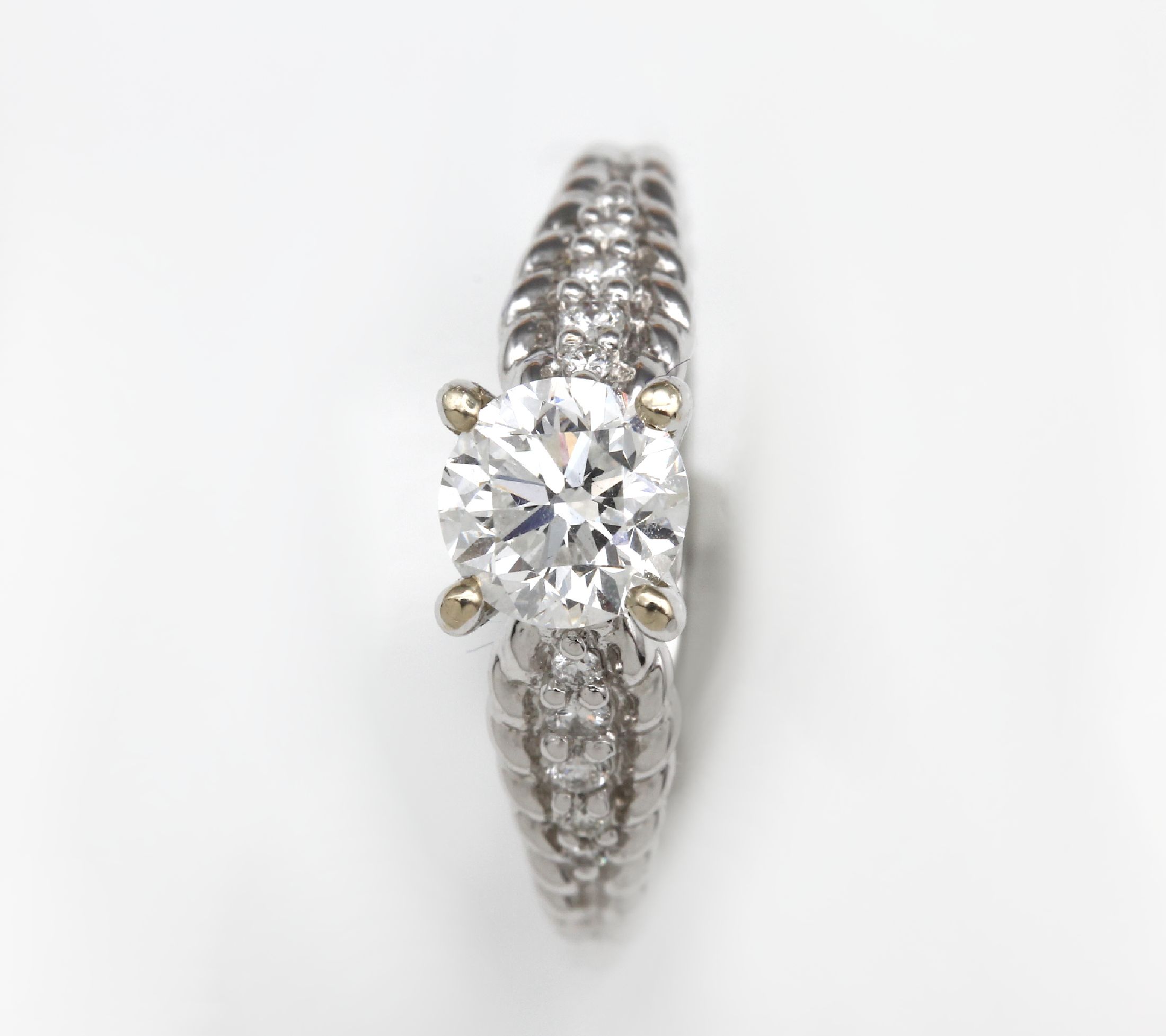 Detail a: 18 kt Gold Brillant Ring, WG 750/000, Brillant Solitär 1.01 ct hochfeines Weiß (E)/si 1, in Krappenfassung, 10 Brillanten in den Ringschultern ...