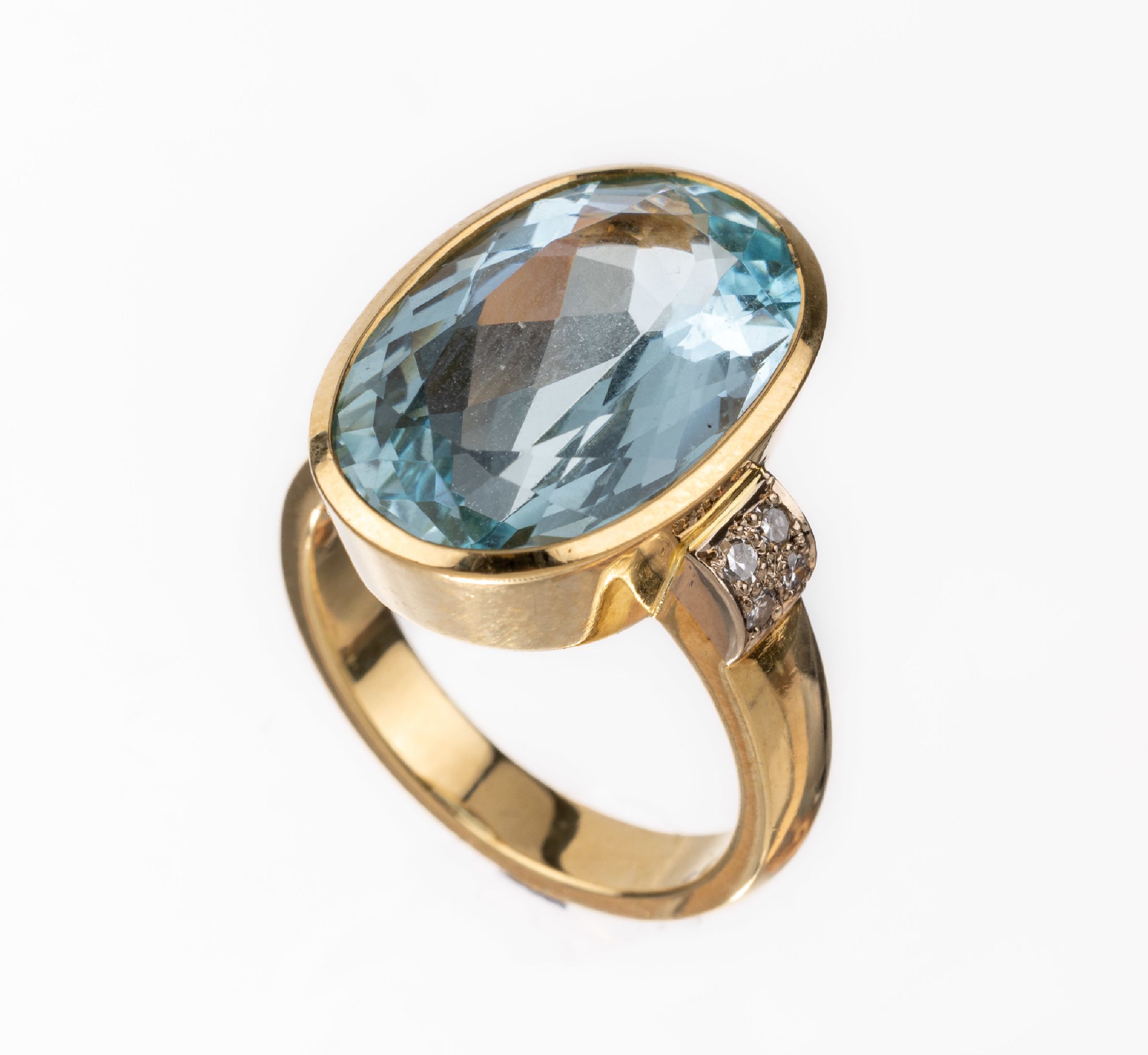 18 kt Gold Aquamarin-Brillant-Ring, GG 750/000, ovalfacett. Aquamarin ca. 18.0 ct, Ringschultern mit 8 Brillanten zus. ca. 0.12 ct Weiß/vs-si, RW ...