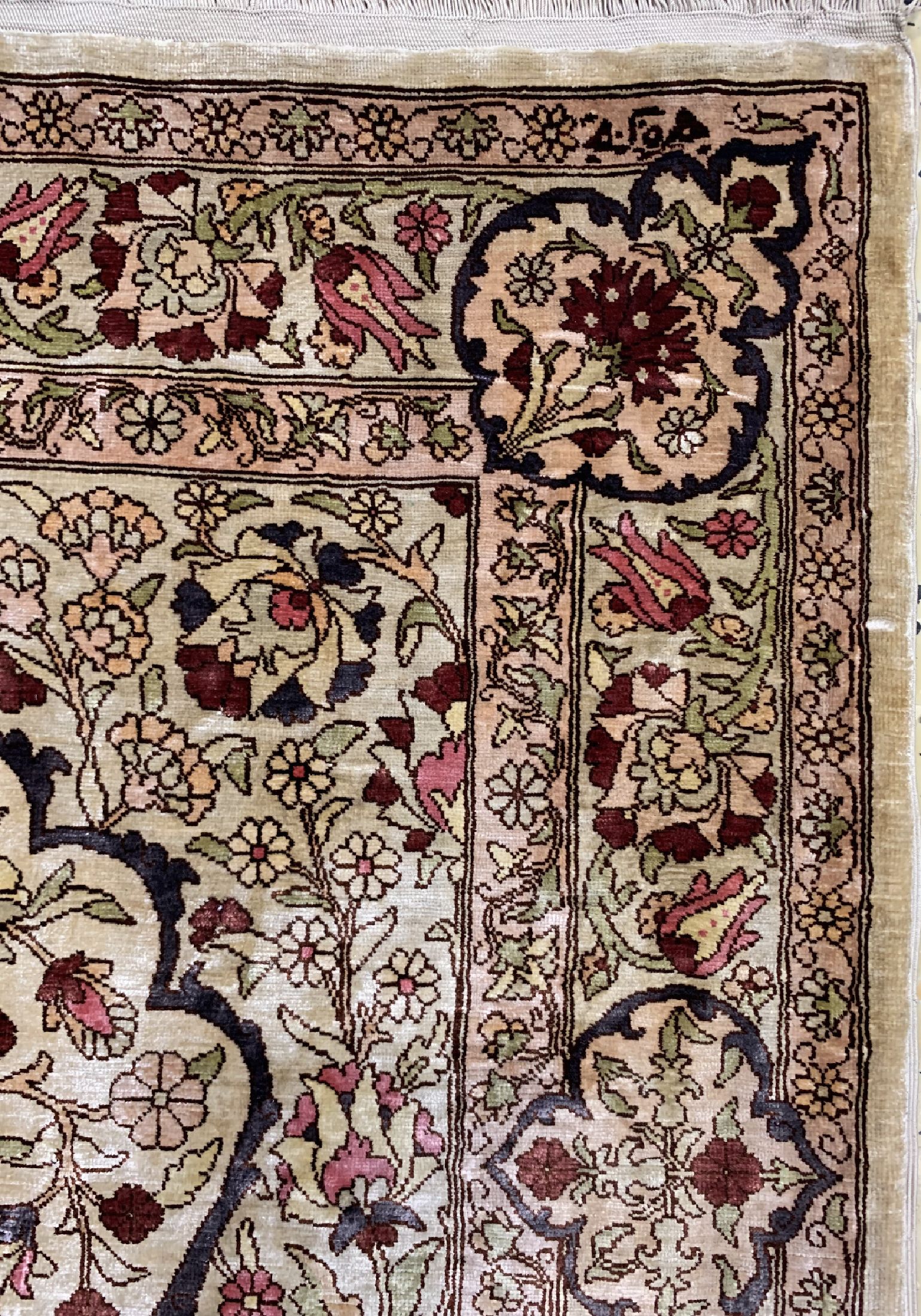 Detail a: Hereke Seide fein signiert, Türkei, um 1960, reine Naturseide, ca. 93 x 62 cm, EHZ: 2, (Schirazi defekt)