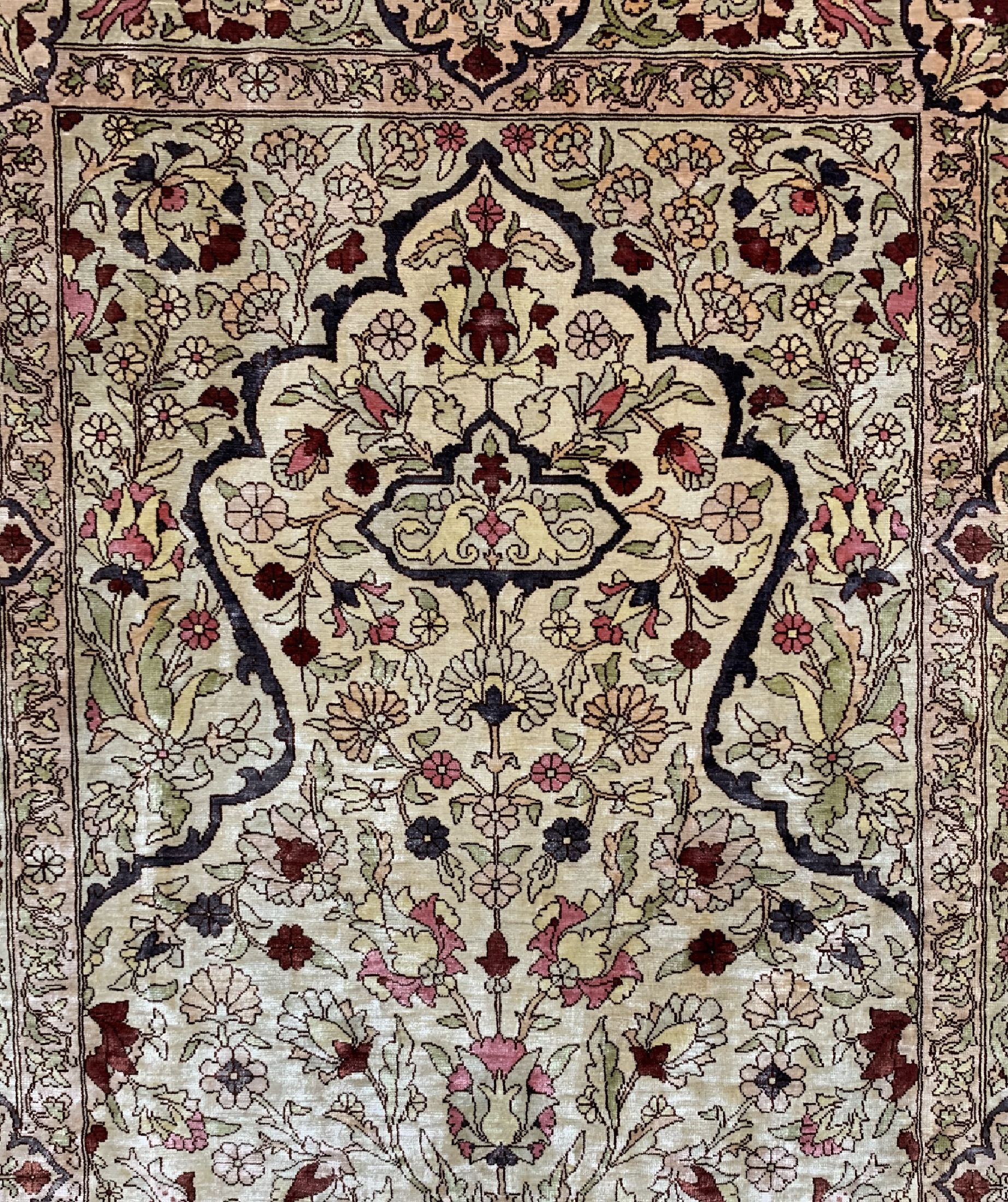 Detail b: Hereke Seide fein signiert, Türkei, um 1960, reine Naturseide, ca. 93 x 62 cm, EHZ: 2, (Schirazi defekt)