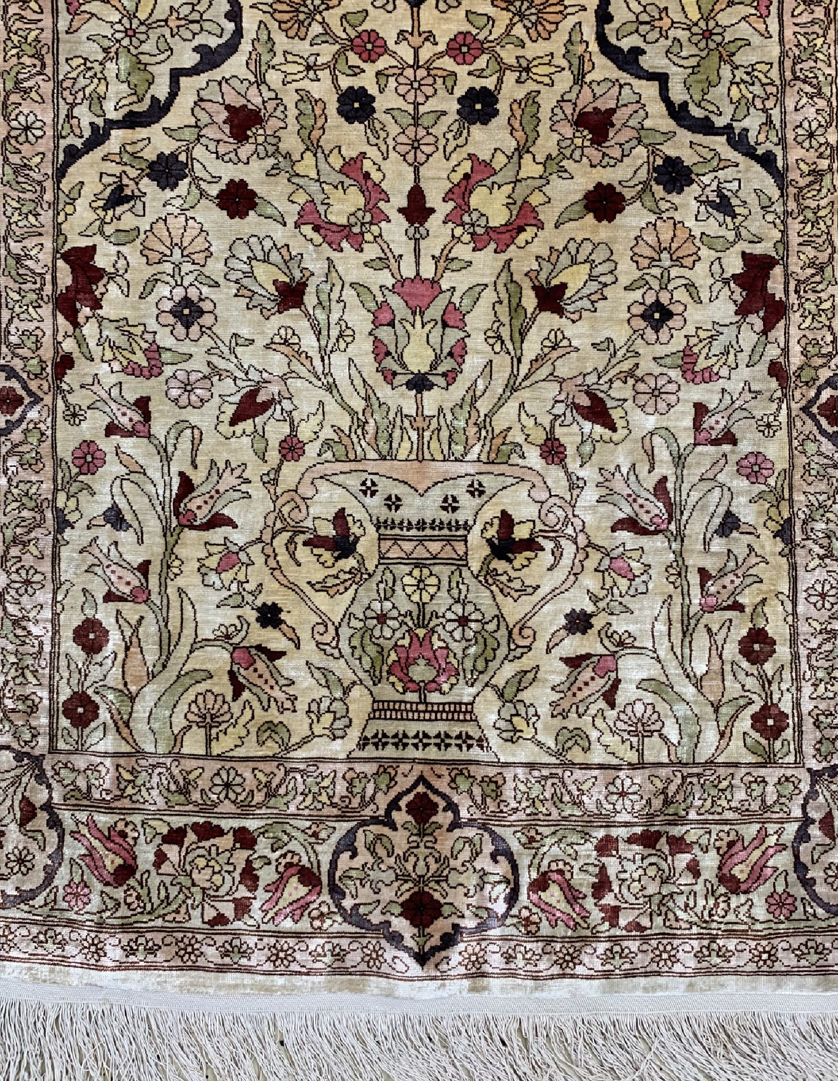 Detail c: Hereke Seide fein signiert, Türkei, um 1960, reine Naturseide, ca. 93 x 62 cm, EHZ: 2, (Schirazi defekt)