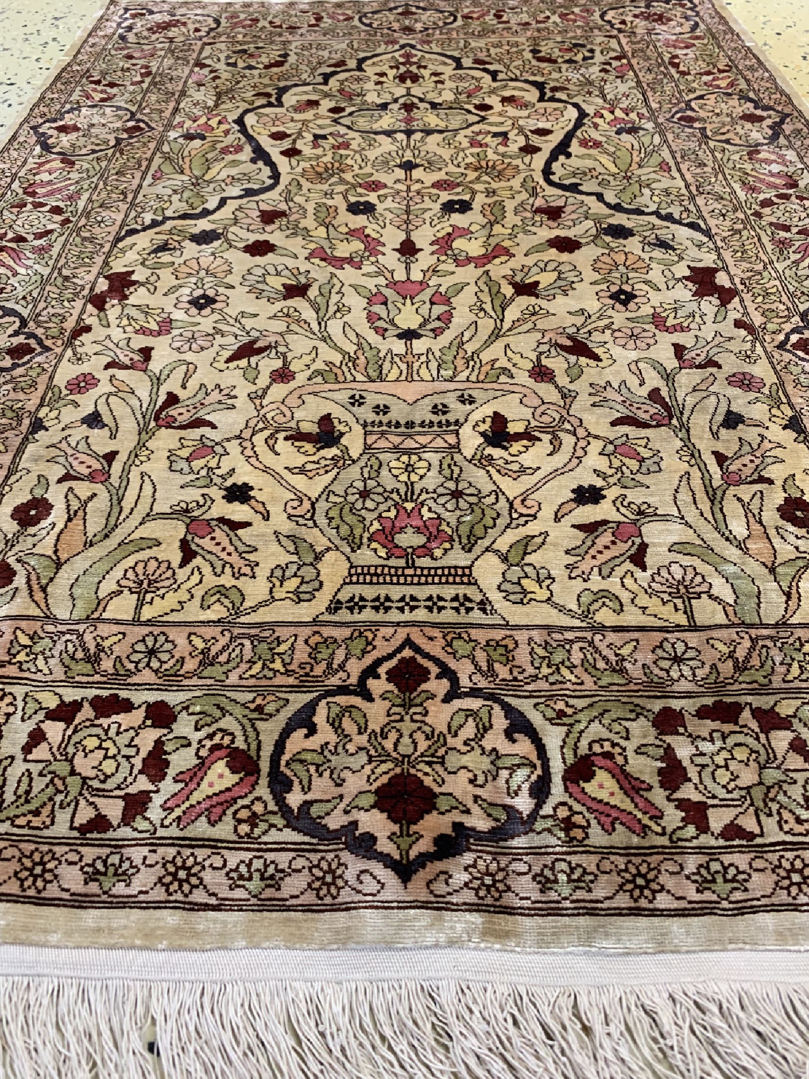 Detail d: Hereke Seide fein signiert, Türkei, um 1960, reine Naturseide, ca. 93 x 62 cm, EHZ: 2, (Schirazi defekt)