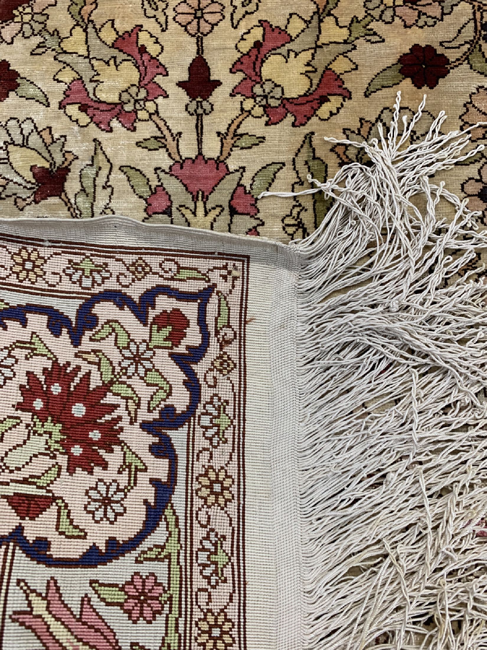 Detail e: Hereke Seide fein signiert, Türkei, um 1960, reine Naturseide, ca. 93 x 62 cm, EHZ: 2, (Schirazi defekt)