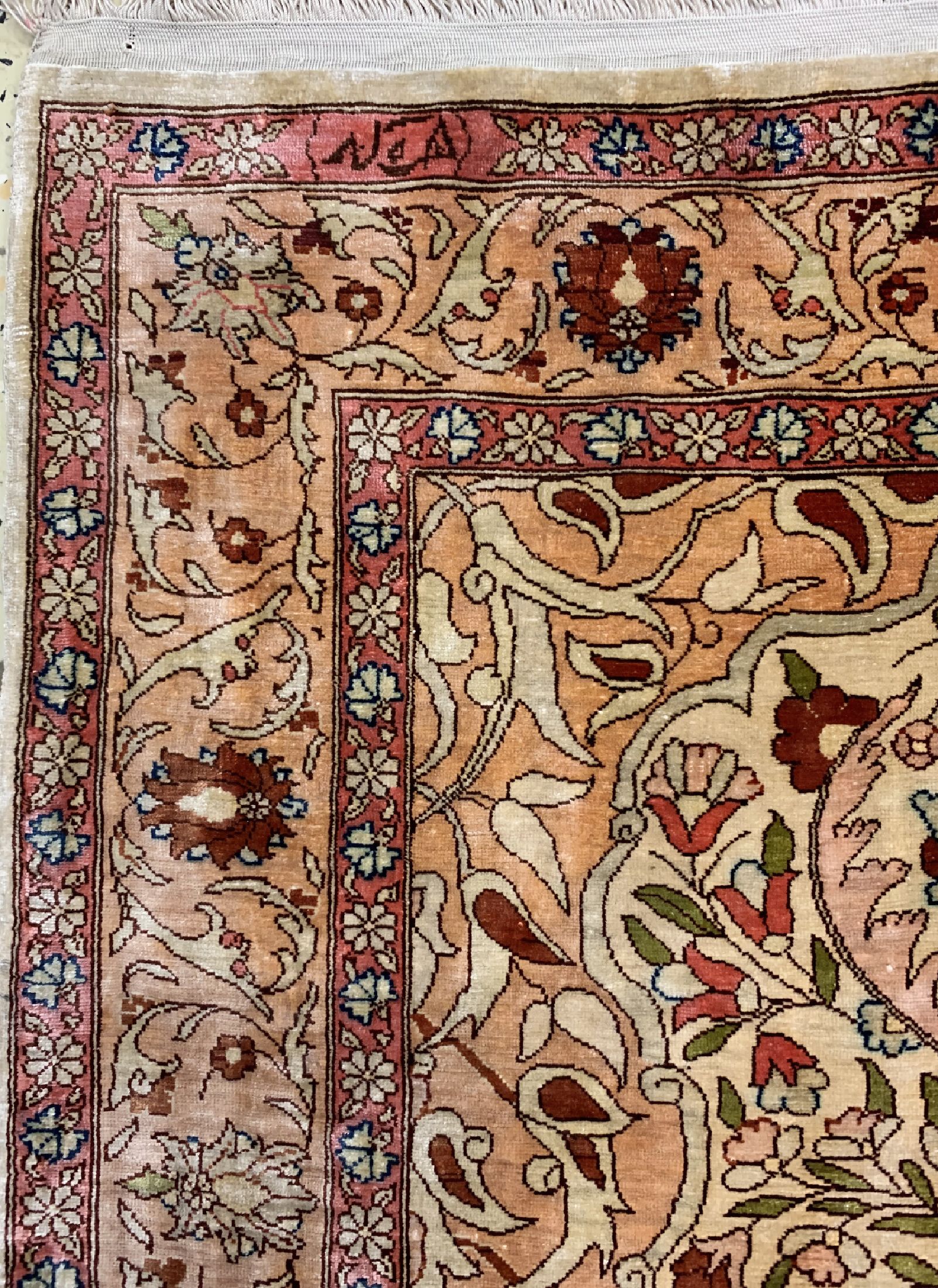 Detail a: Hereke Seide fein signiert, Türkei, um 1960, reine Naturseide, ca. 96 x 60 cm, EHZ: 2, (leicht verfärbt)