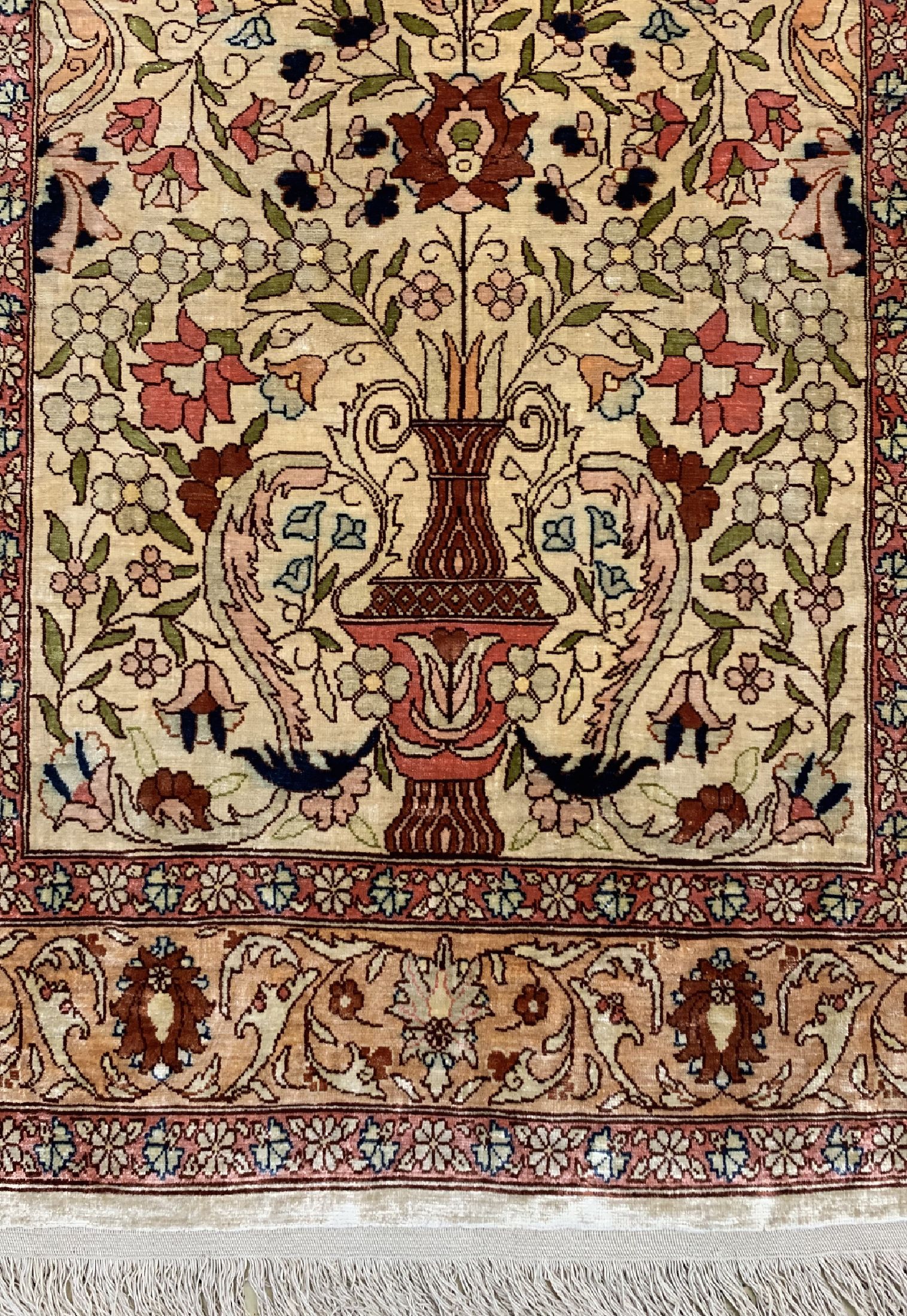 Detail c: Hereke Seide fein signiert, Türkei, um 1960, reine Naturseide, ca. 96 x 60 cm, EHZ: 2, (leicht verfärbt)