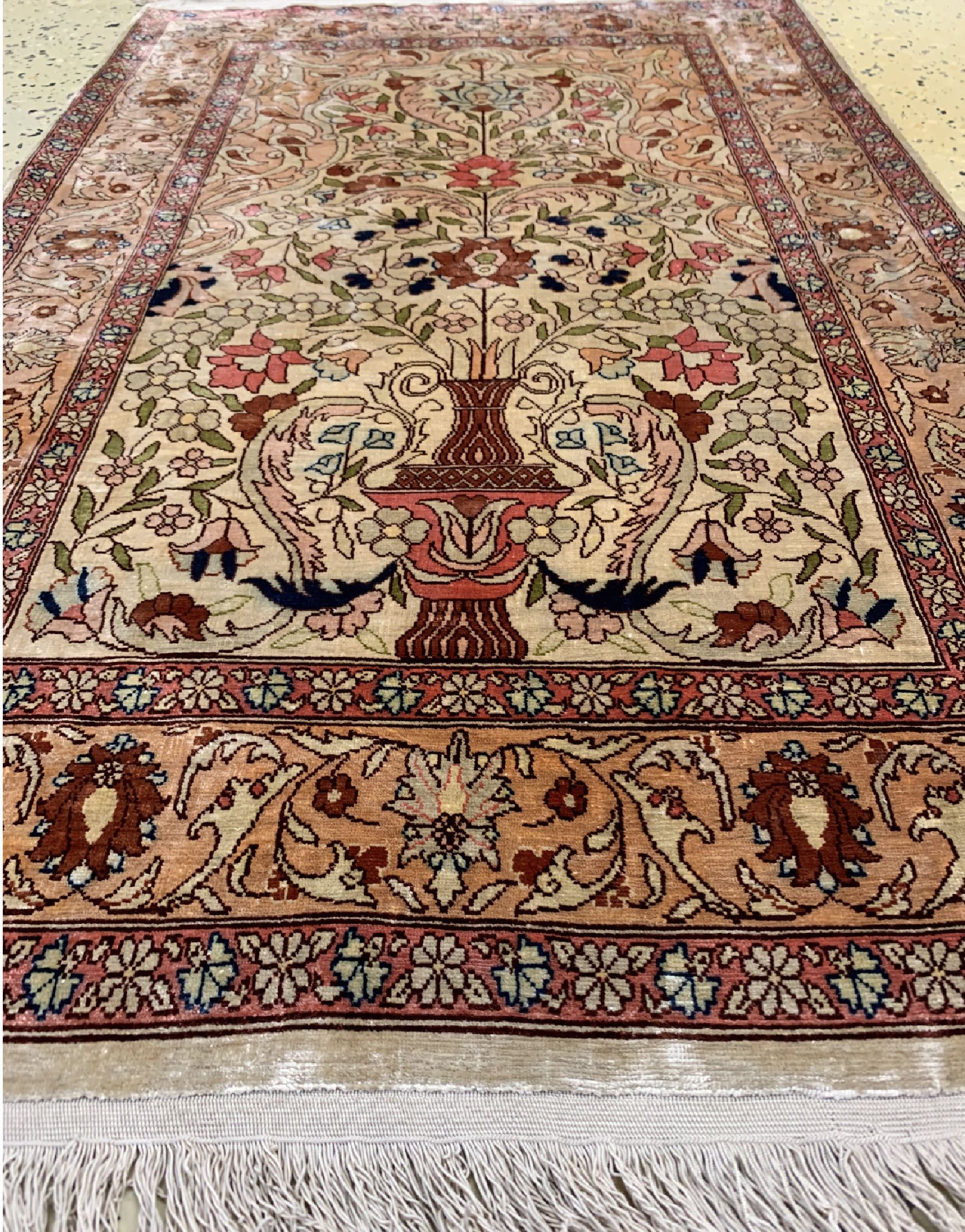 Detail d: Hereke Seide fein signiert, Türkei, um 1960, reine Naturseide, ca. 96 x 60 cm, EHZ: 2, (leicht verfärbt)