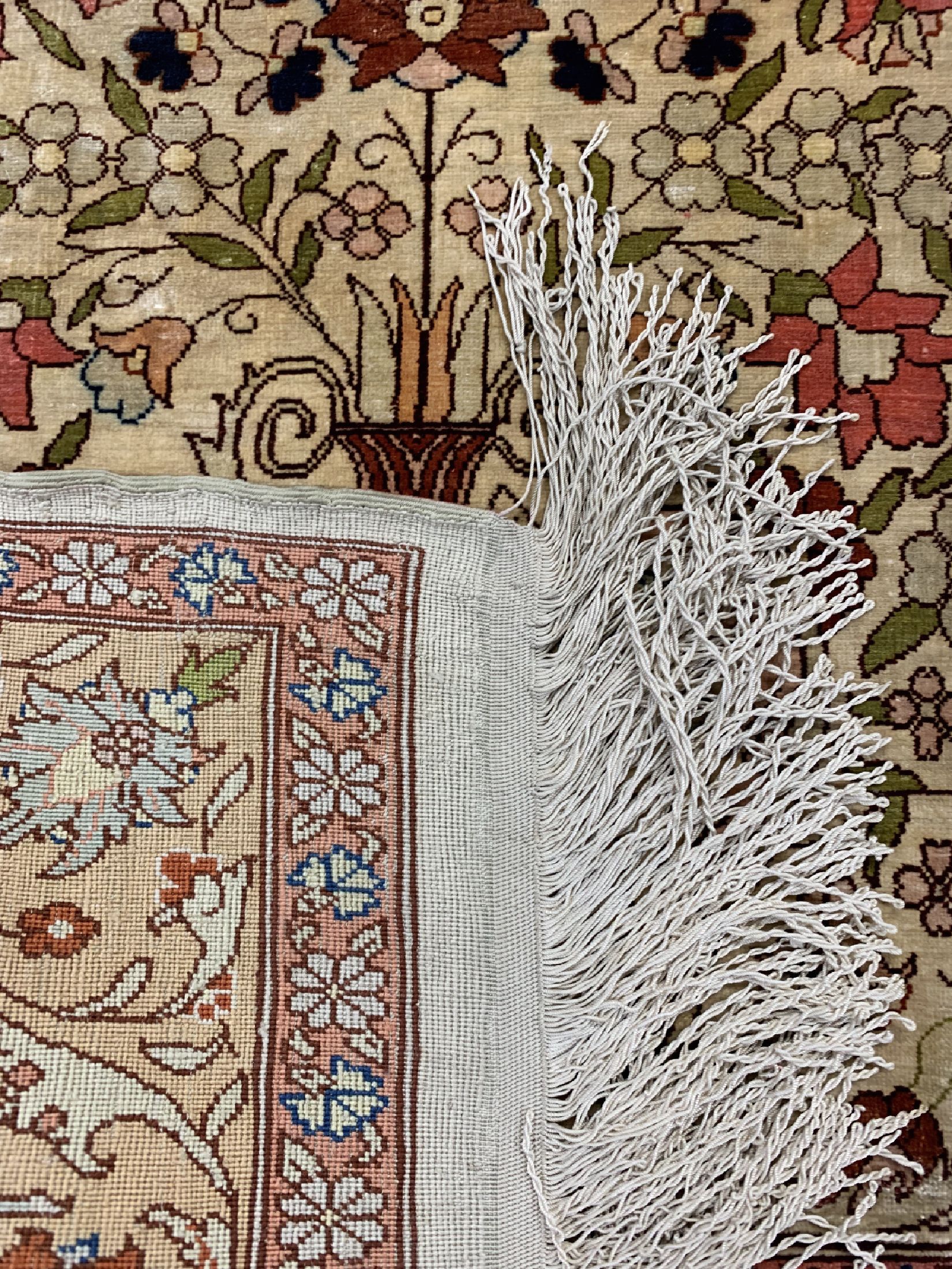 Detail e: Hereke Seide fein signiert, Türkei, um 1960, reine Naturseide, ca. 96 x 60 cm, EHZ: 2, (leicht verfärbt)