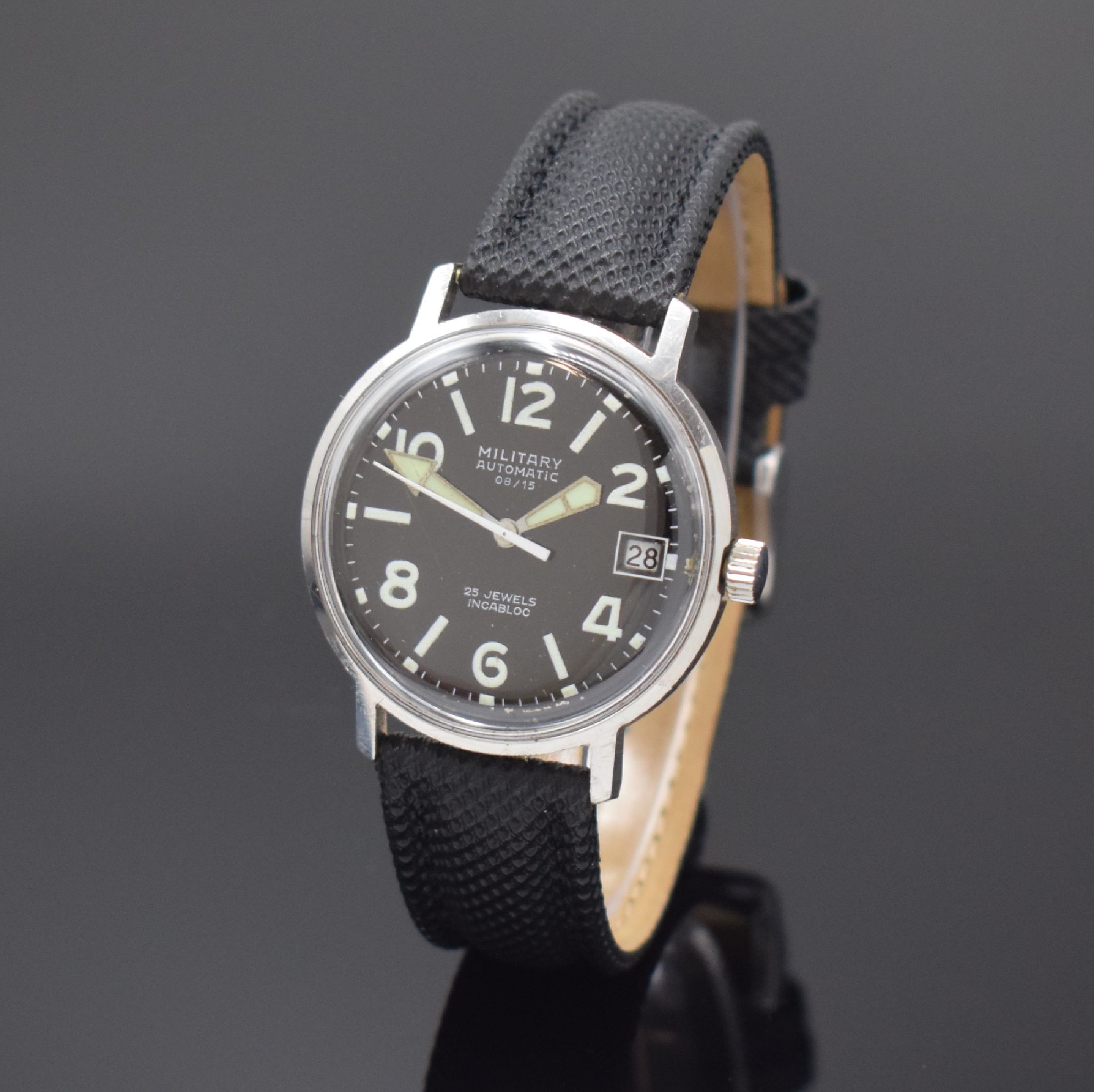 MILITARY 08/15 Armbanduhr im Militär-Design in Stahl, Deutschland um 1965, Automatik, 2 -tlg. Geh., Boden aufgedr., schwarzes Glanz- Zifferbl. l. ...