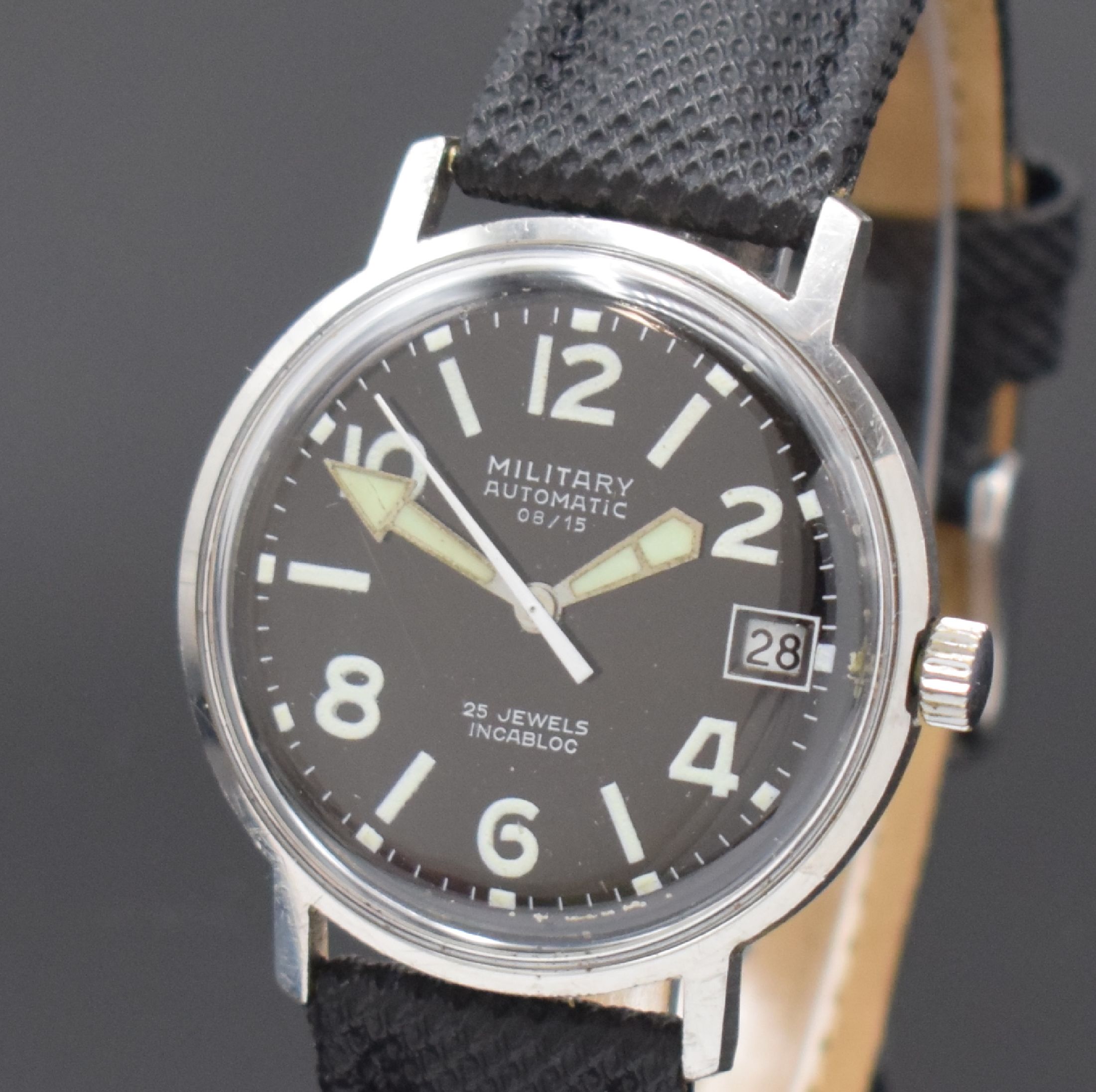 Detail a: MILITARY 08/15 Armbanduhr im Militär-Design in Stahl, Deutschland um 1965, Automatik, 2 -tlg. Geh., Boden aufgedr., schwarzes Glanz- Zifferbl. l. ...