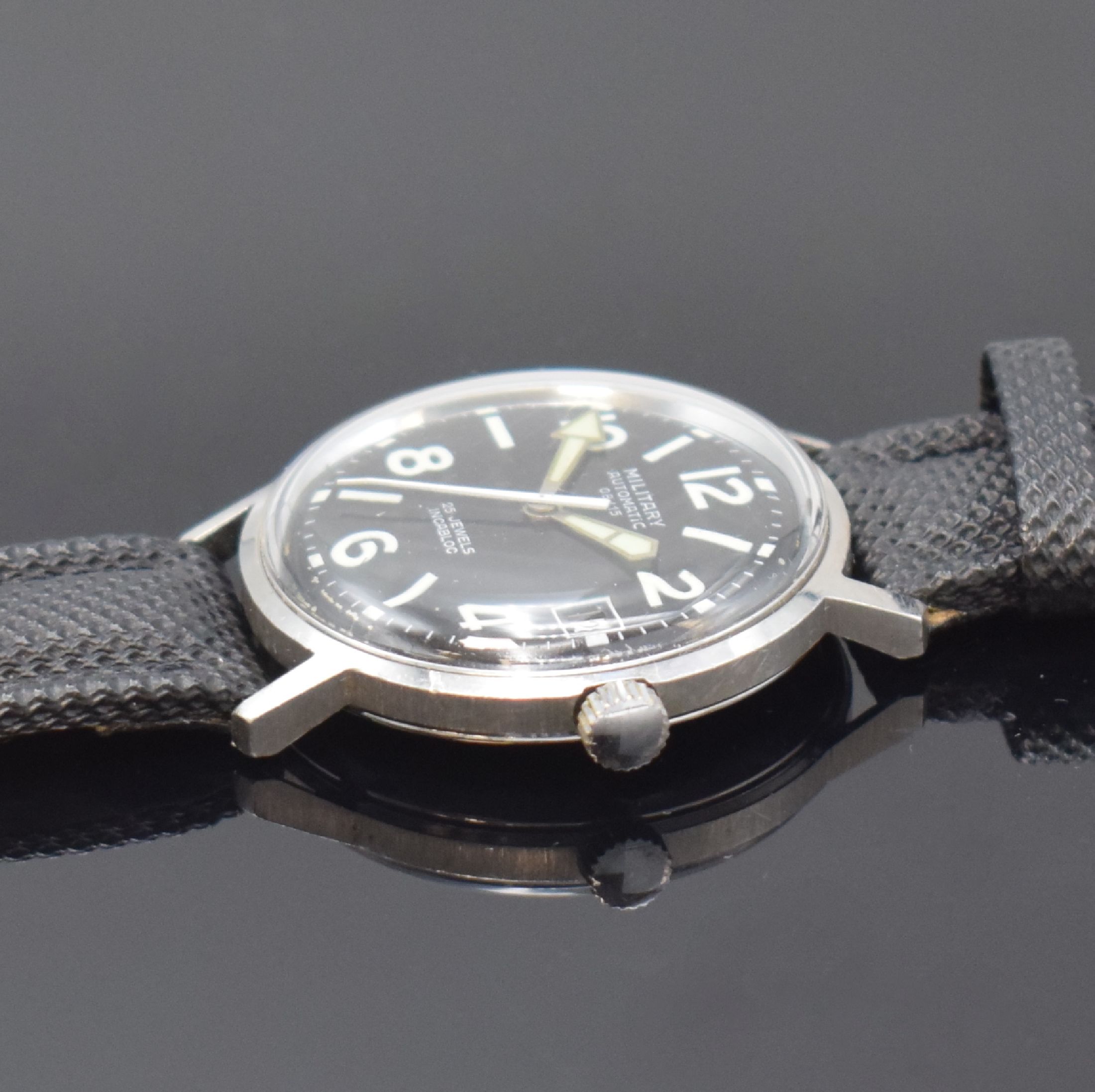 Detail c: MILITARY 08/15 Armbanduhr im Militär-Design in Stahl, Deutschland um 1965, Automatik, 2 -tlg. Geh., Boden aufgedr., schwarzes Glanz- Zifferbl. l. ...