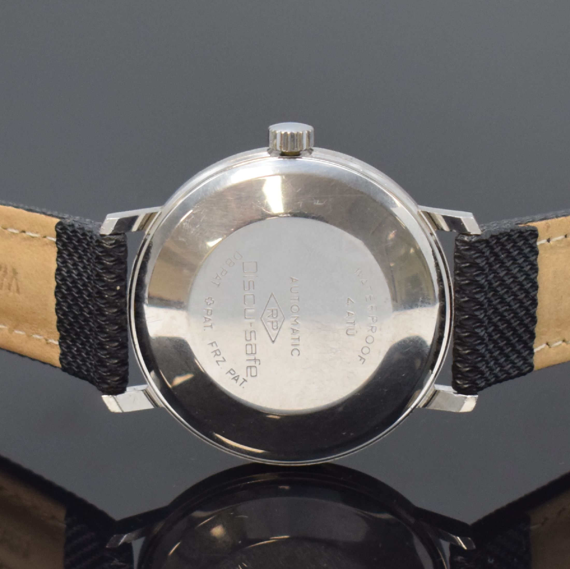 Detail d: MILITARY 08/15 Armbanduhr im Militär-Design in Stahl, Deutschland um 1965, Automatik, 2 -tlg. Geh., Boden aufgedr., schwarzes Glanz- Zifferbl. l. ...