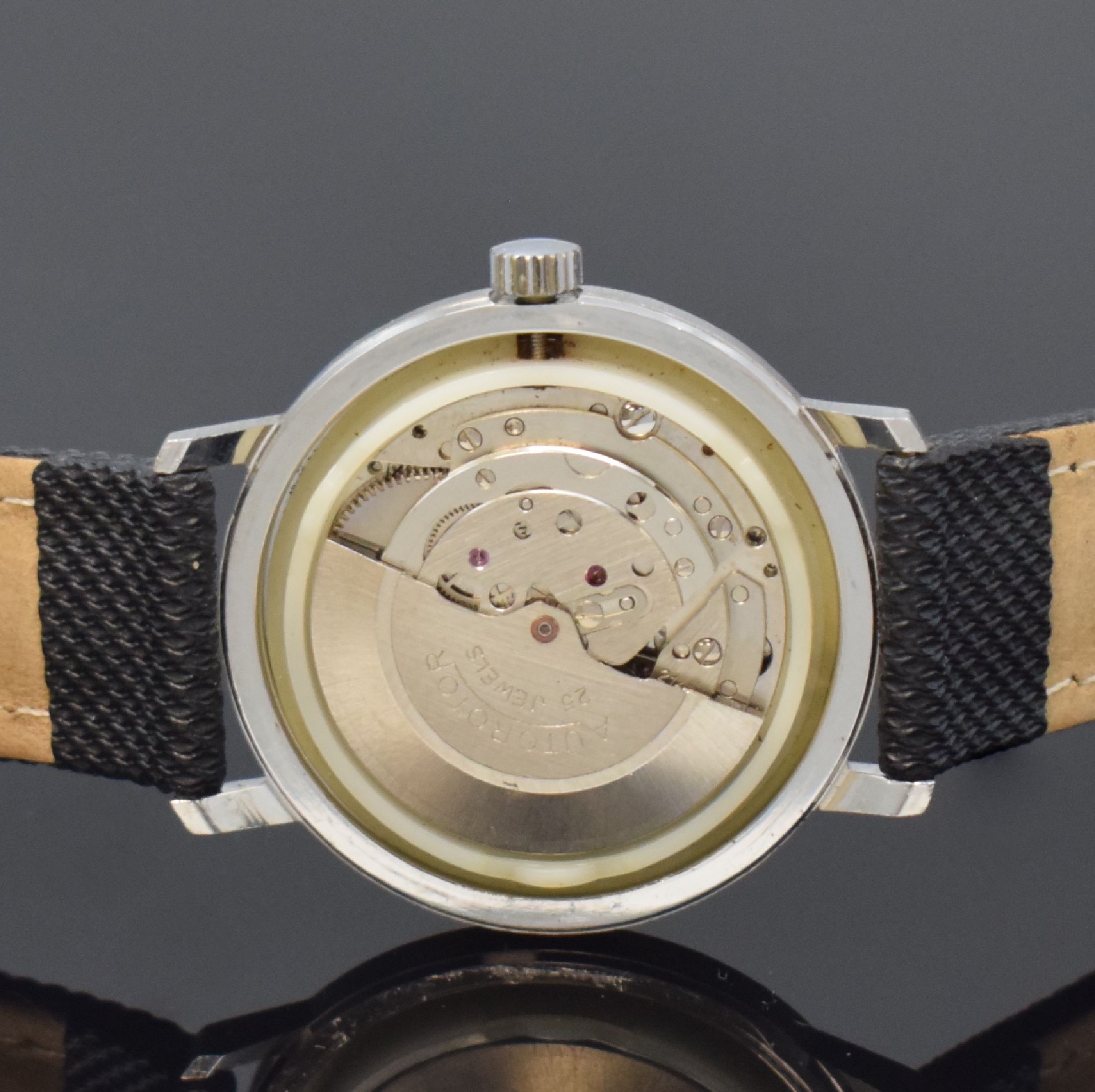 Detail e: MILITARY 08/15 Armbanduhr im Militär-Design in Stahl, Deutschland um 1965, Automatik, 2 -tlg. Geh., Boden aufgedr., schwarzes Glanz- Zifferbl. l. ...