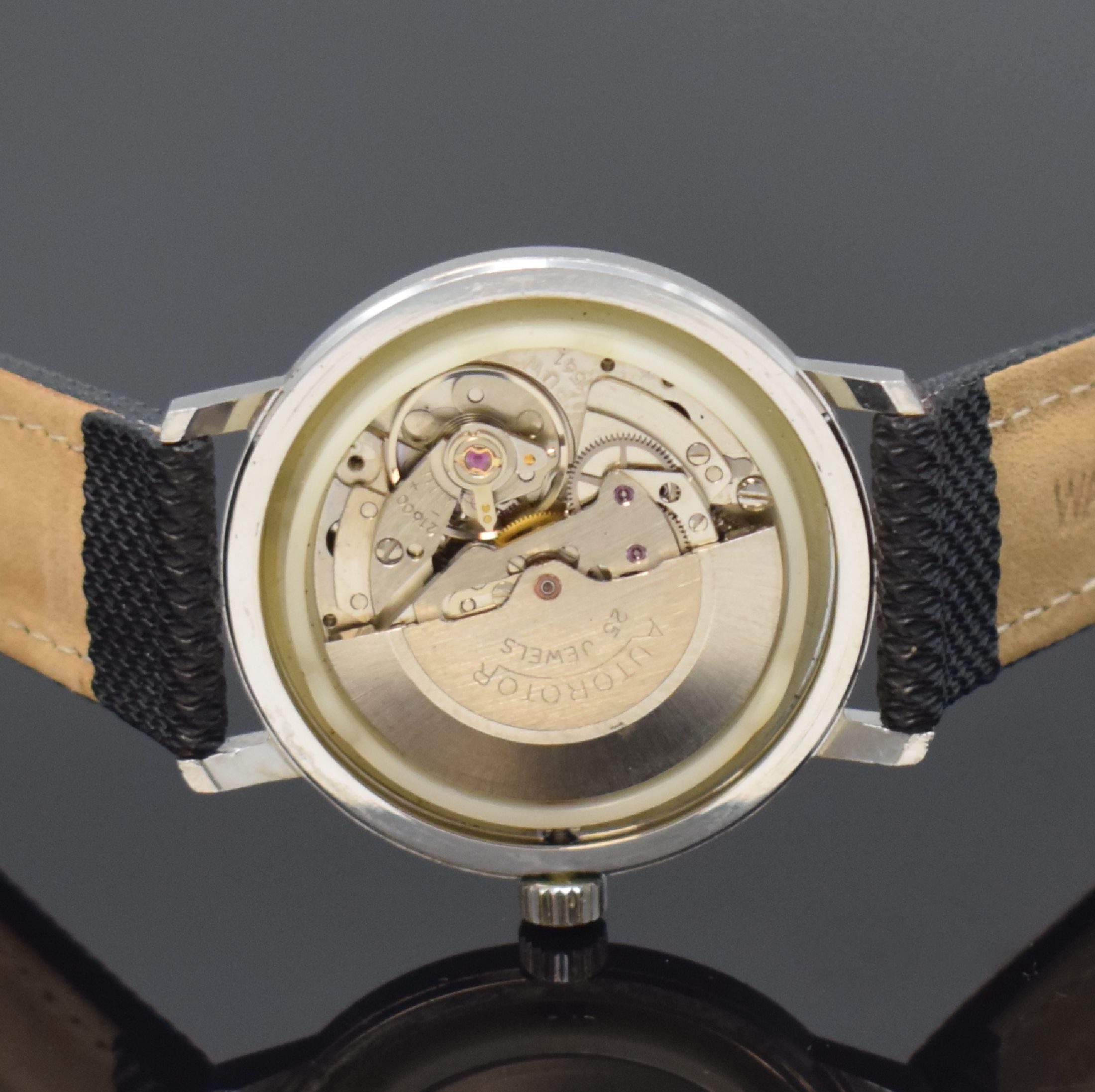 Detail f: MILITARY 08/15 Armbanduhr im Militär-Design in Stahl, Deutschland um 1965, Automatik, 2 -tlg. Geh., Boden aufgedr., schwarzes Glanz- Zifferbl. l. ...