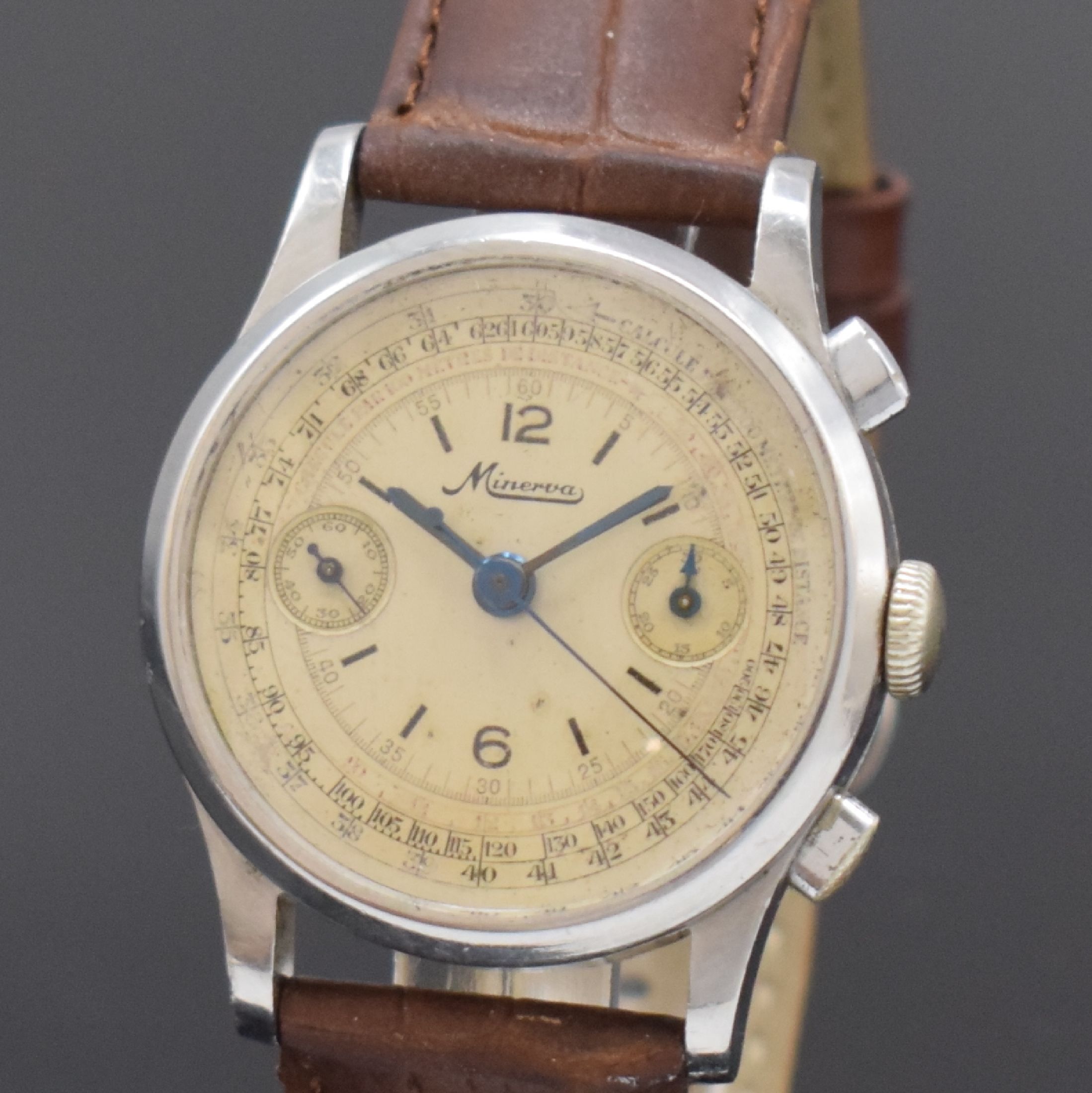 Detail a: MINERVA Kaliber 13-20 Herrenarmbanduhr mit Chronograph in Stahl, Schweiz um 1940, Boden u. Glasrand aufgedr., silb. Zifferbl. pat./fl., gebl. Zeiger, ...
