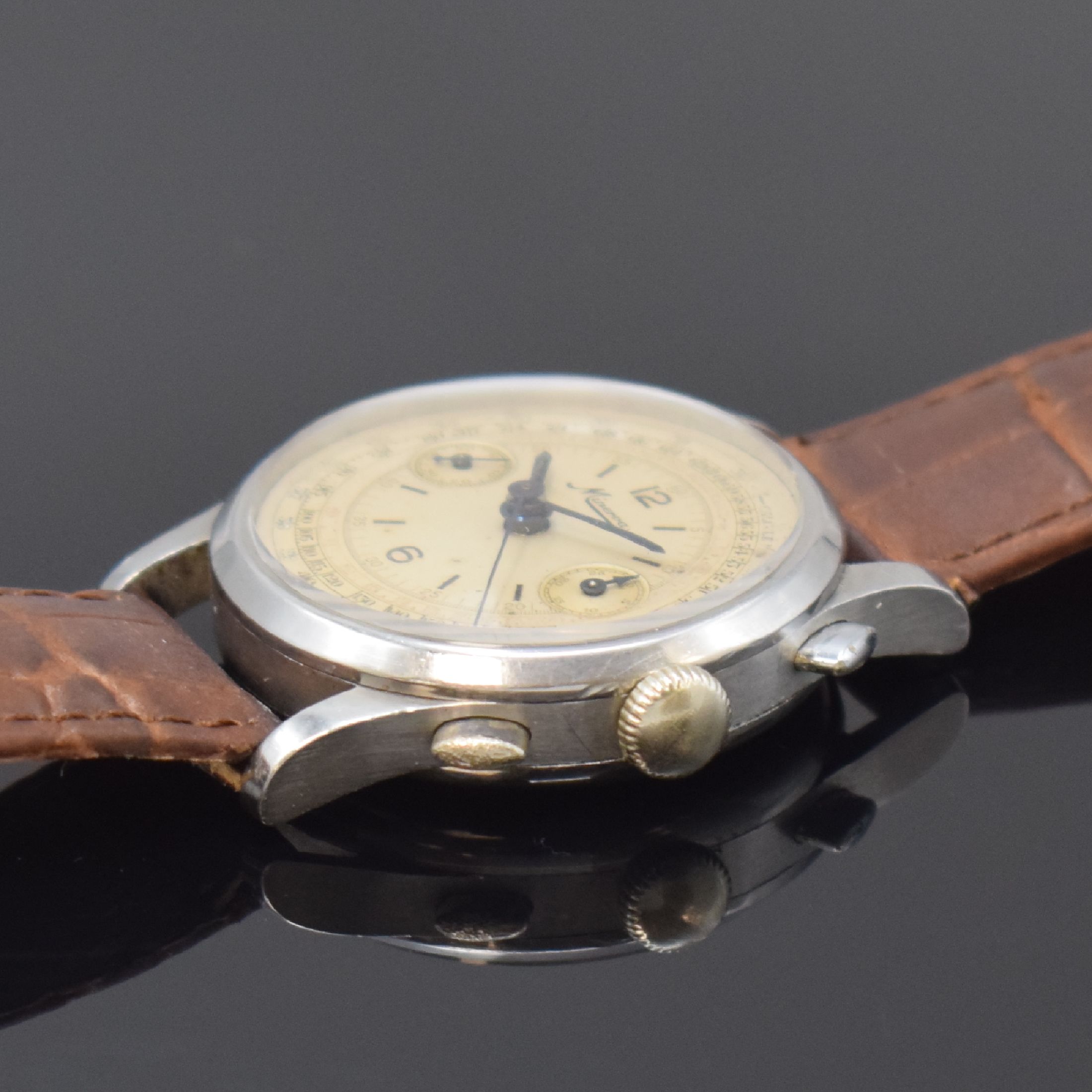 Detail b: MINERVA Kaliber 13-20 Herrenarmbanduhr mit Chronograph in Stahl, Schweiz um 1940, Boden u. Glasrand aufgedr., silb. Zifferbl. pat./fl., gebl. Zeiger, ...