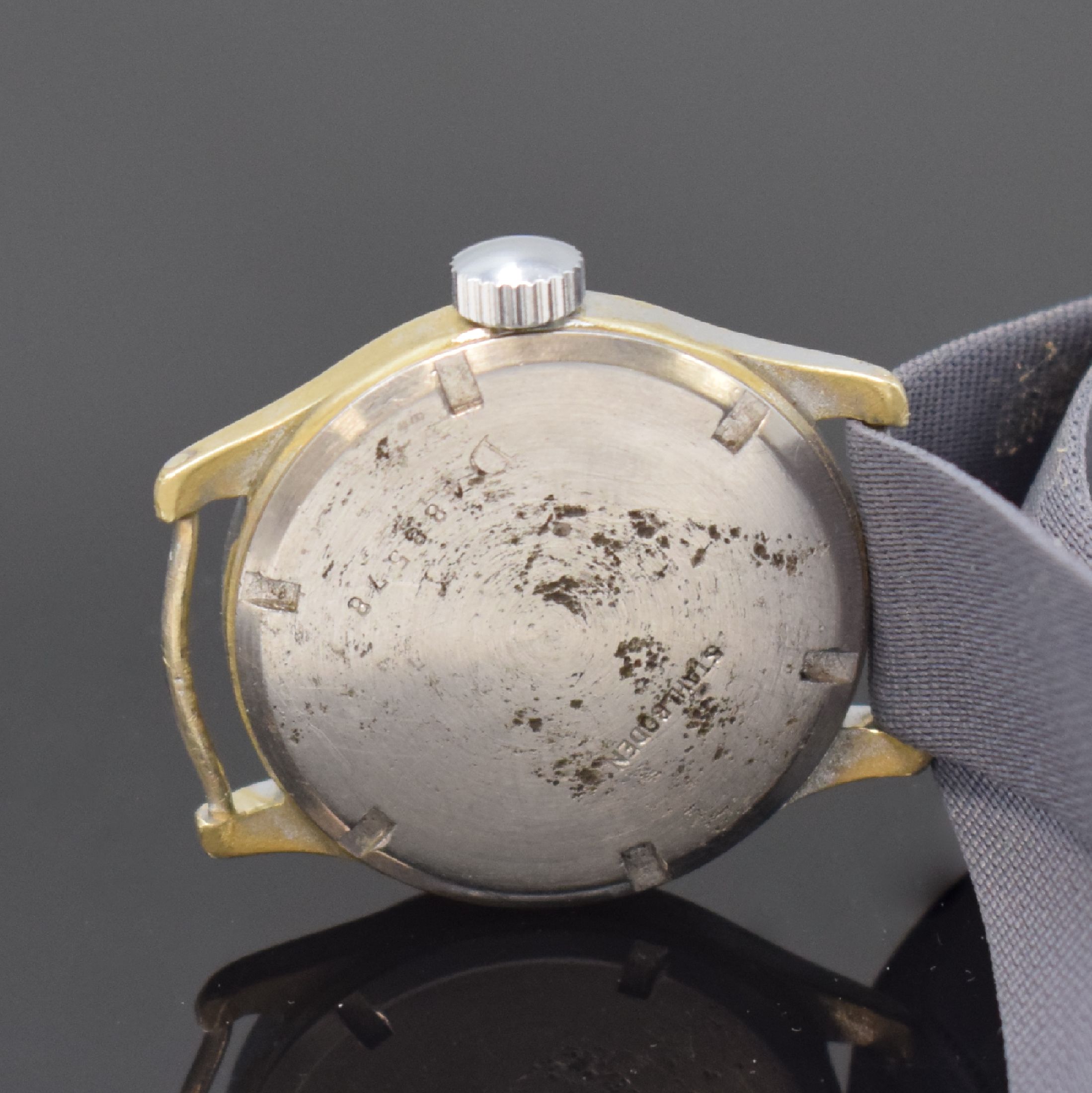 Detail c: GRANA militärische Dienstuhr, Schweiz um 1940, Handaufzug, Stahlboden (D=Bodenpersonal) verschr., feste Bandanstöße, schwarzes Zifferbl. m. arab. ...