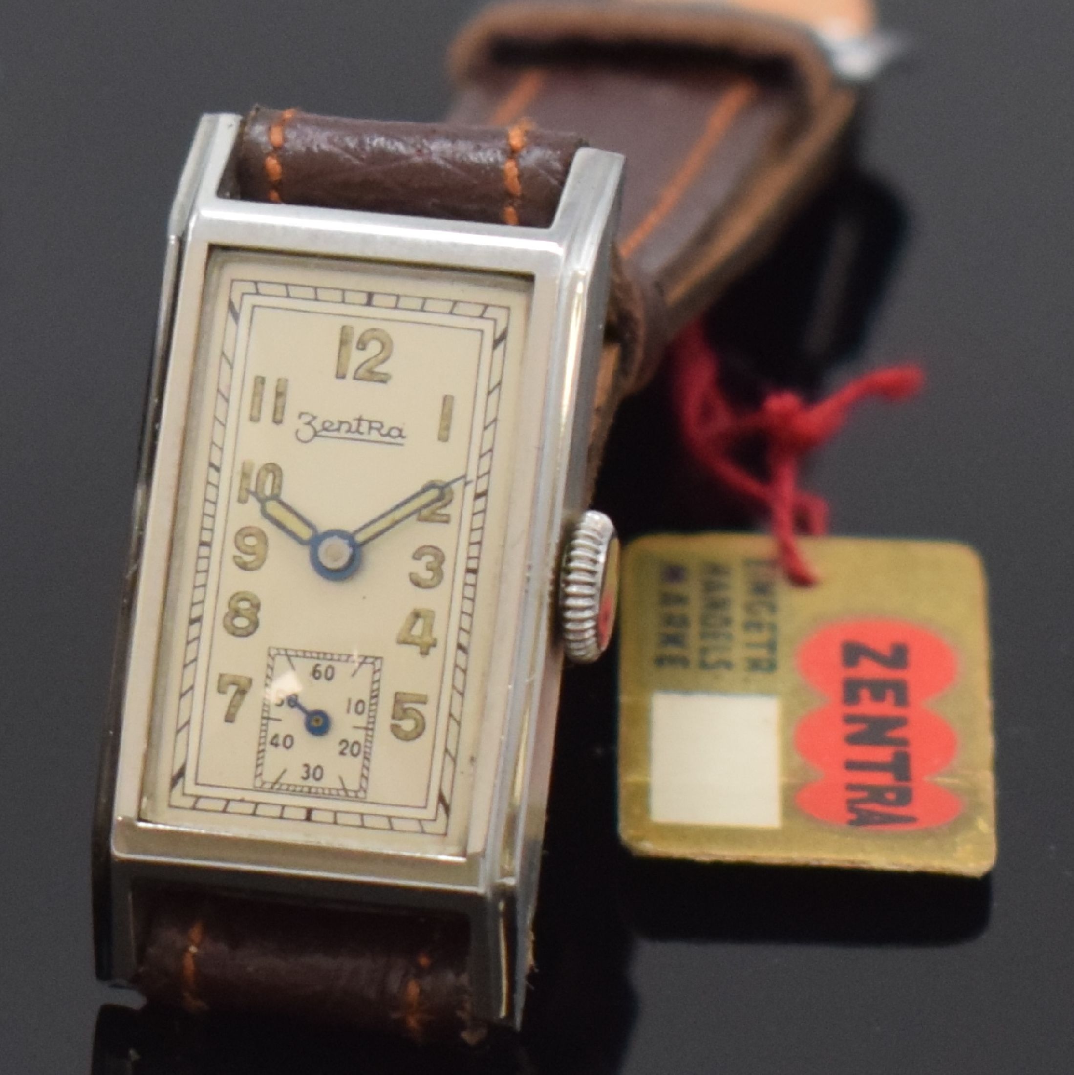 Detail a: ZENTRA 2 nahezu neuwertige Armbanduhren in Stahl mit Verkaufsschild und original Band, Schweiz um 1940, Handaufzug, aufgedr. Böden, silb. ...