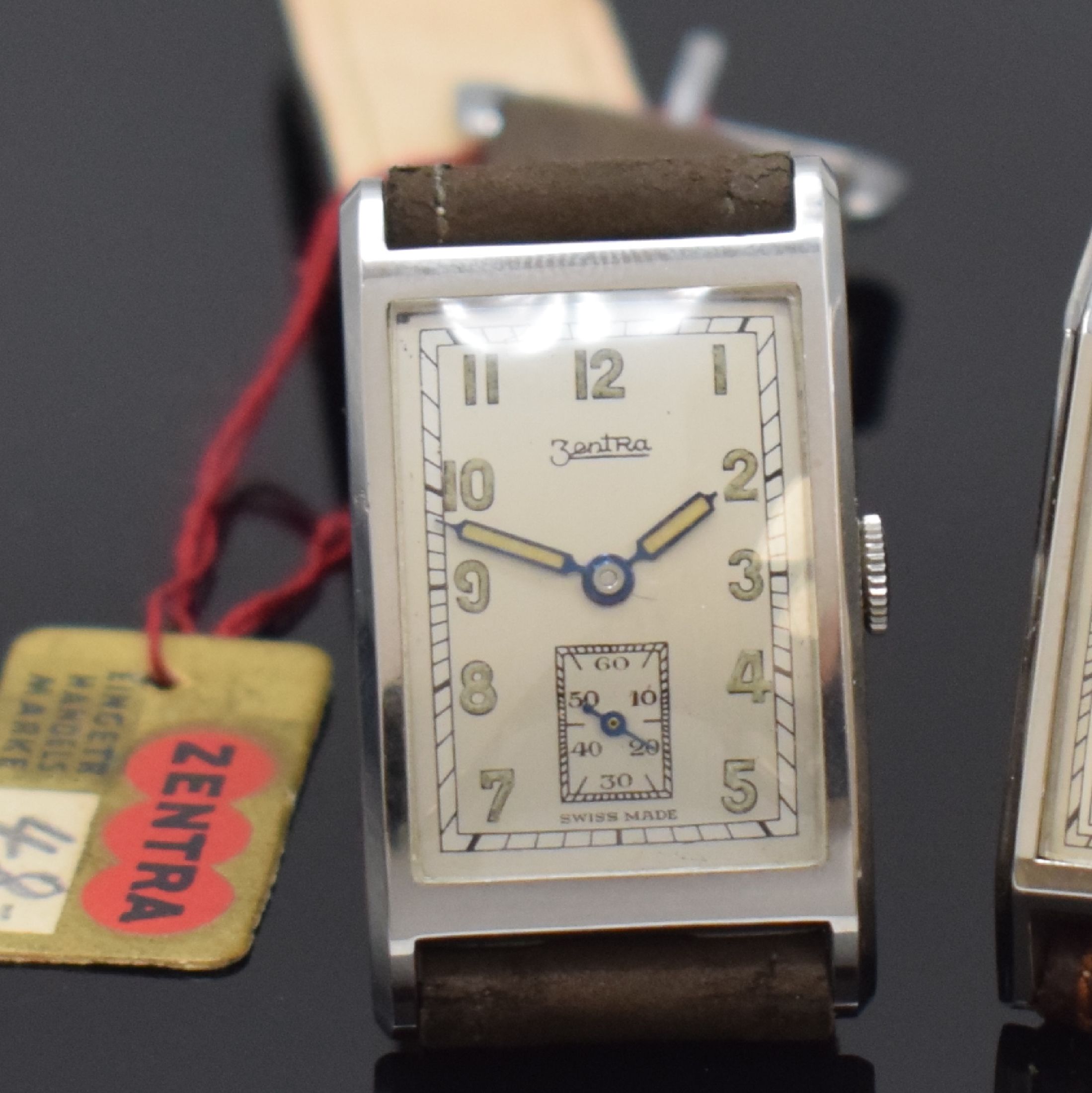 Detail b: ZENTRA 2 nahezu neuwertige Armbanduhren in Stahl mit Verkaufsschild und original Band, Schweiz um 1940, Handaufzug, aufgedr. Böden, silb. ...