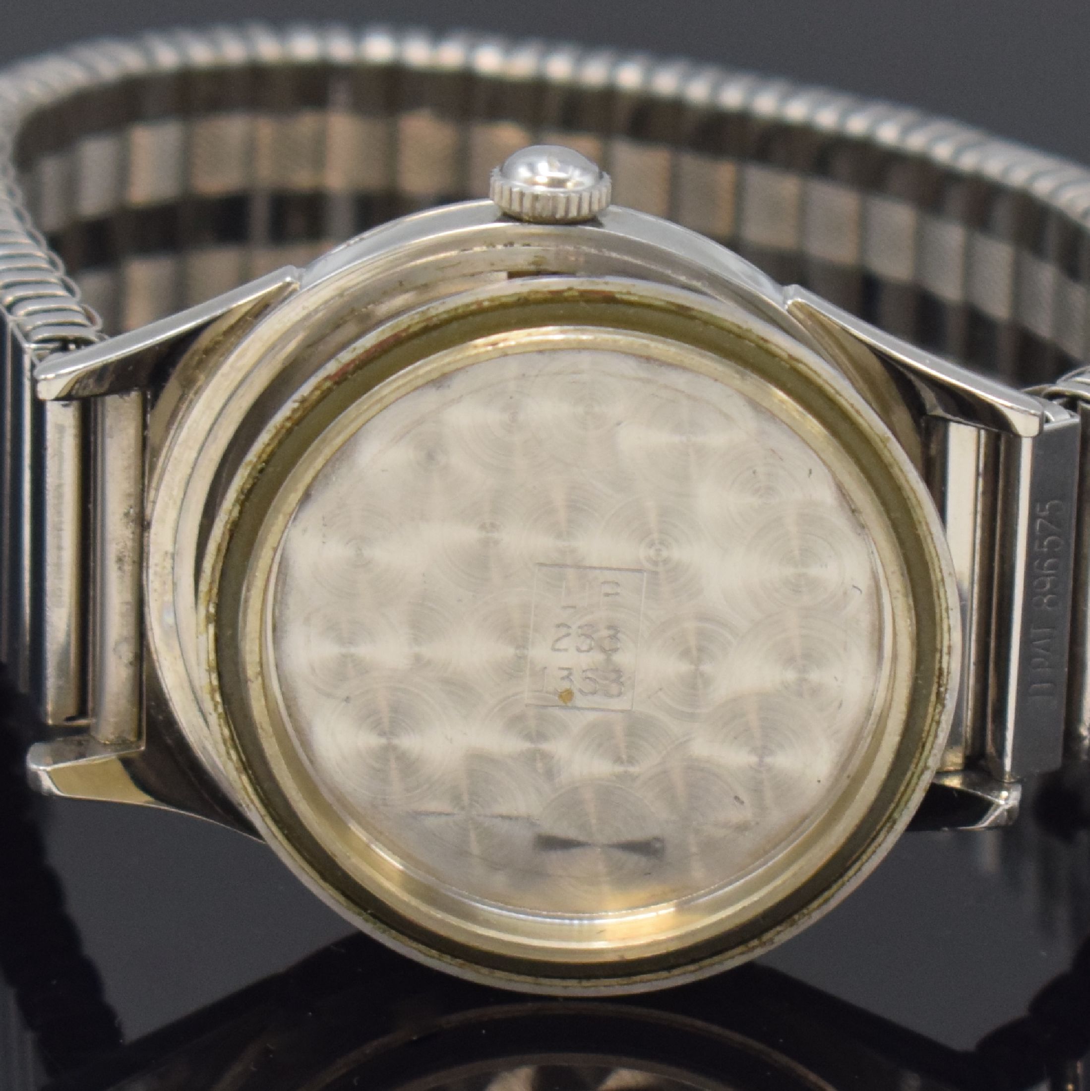 Detail e: LIP nahezu neuwertige Armbanduhr in Stahl, Frankreich um 1950, Handaufzug, verschr. Geh., rücks. gekröntes Wappen v. Besancon, Stahl-Flexband sowie ...