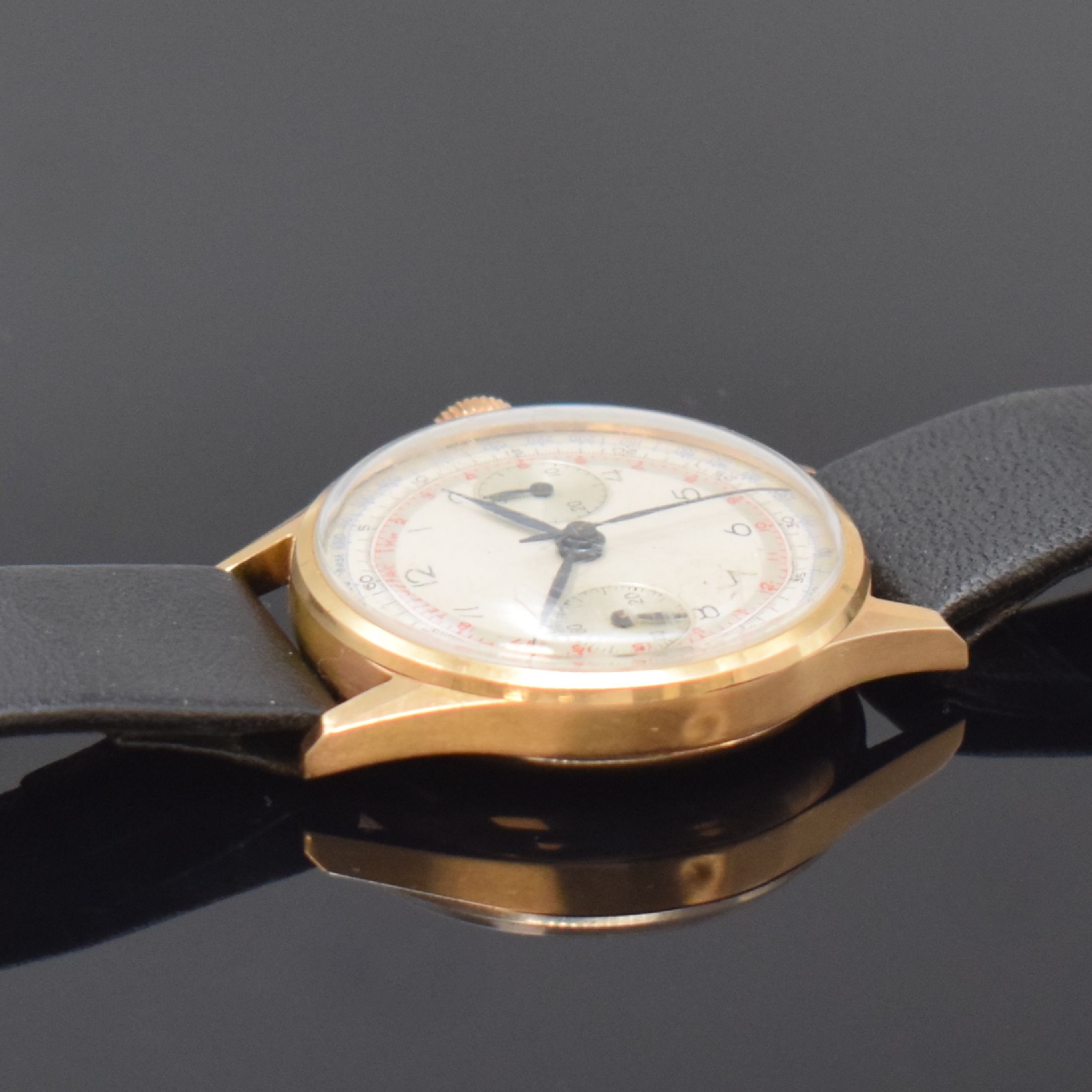 Detail c: LANDERON Armbandchronograph in RG 750/000, Schweiz um 1955, Handaufzug, Boden u. Glasrand aufgedr., Geh. dell., silb. Zifferbl. m. arab. Zahlen, ...
