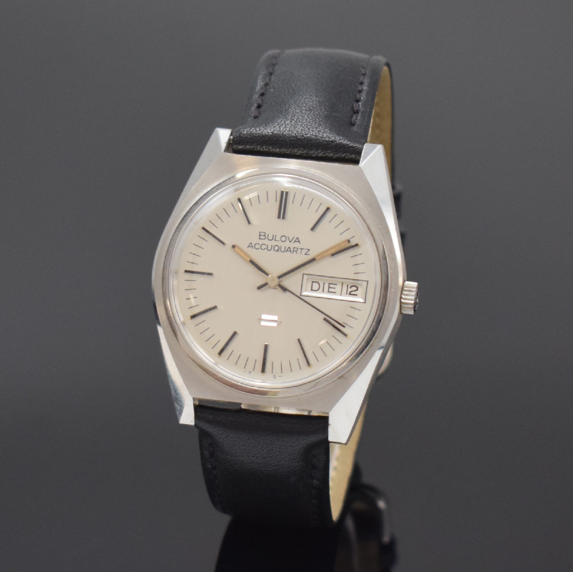 BULOVA Accuquartz nahezu neuwertige Armbanduhr mit Stimmgabelschwinger, Schweiz um 1970, Edelstahlgeh. m. geschr. Boden, silb. Zifferbl. m. aufges. ...