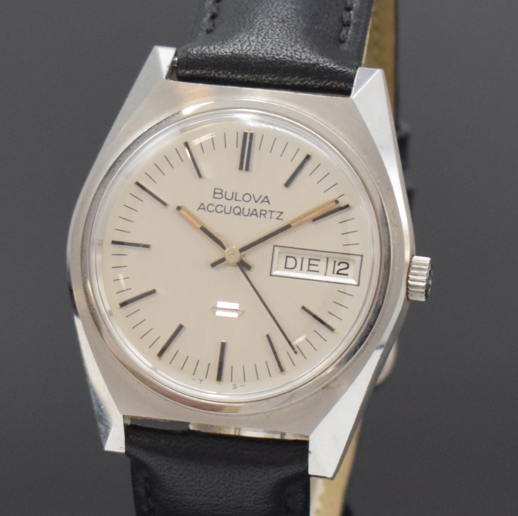 Detail a: BULOVA Accuquartz nahezu neuwertige Armbanduhr mit Stimmgabelschwinger, Schweiz um 1970, Edelstahlgeh. m. geschr. Boden, silb. Zifferbl. m. aufges. ...
