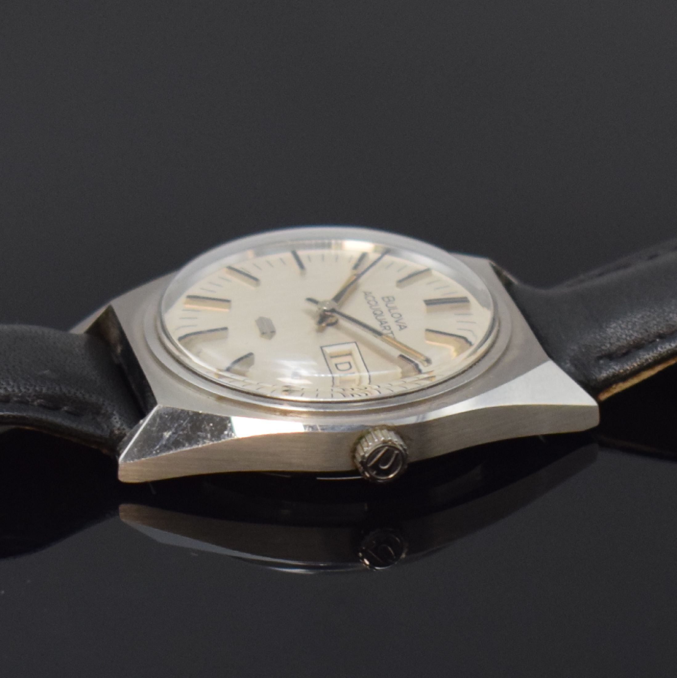 Detail b: BULOVA Accuquartz nahezu neuwertige Armbanduhr mit Stimmgabelschwinger, Schweiz um 1970, Edelstahlgeh. m. geschr. Boden, silb. Zifferbl. m. aufges. ...