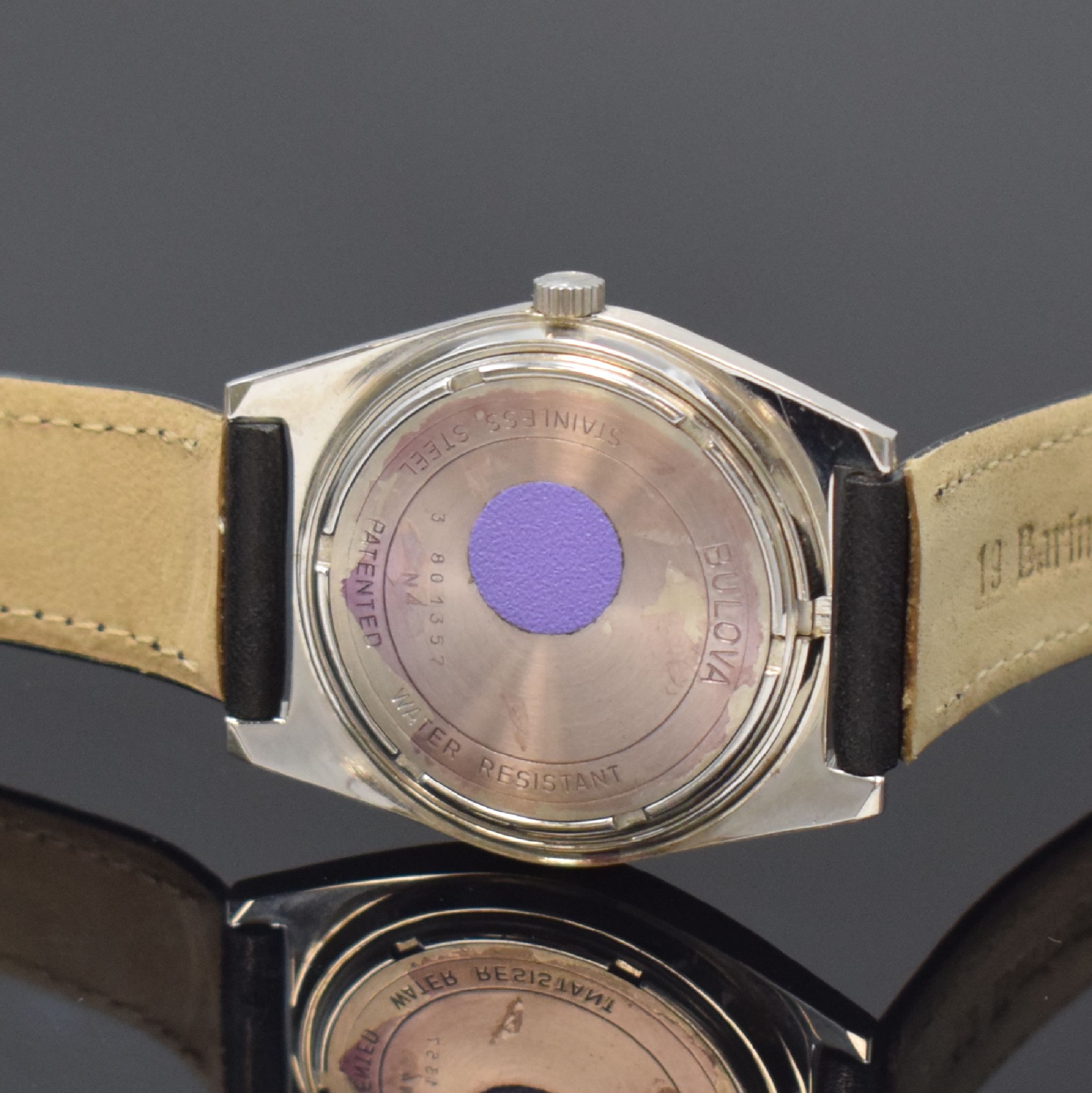 Detail c: BULOVA Accuquartz nahezu neuwertige Armbanduhr mit Stimmgabelschwinger, Schweiz um 1970, Edelstahlgeh. m. geschr. Boden, silb. Zifferbl. m. aufges. ...
