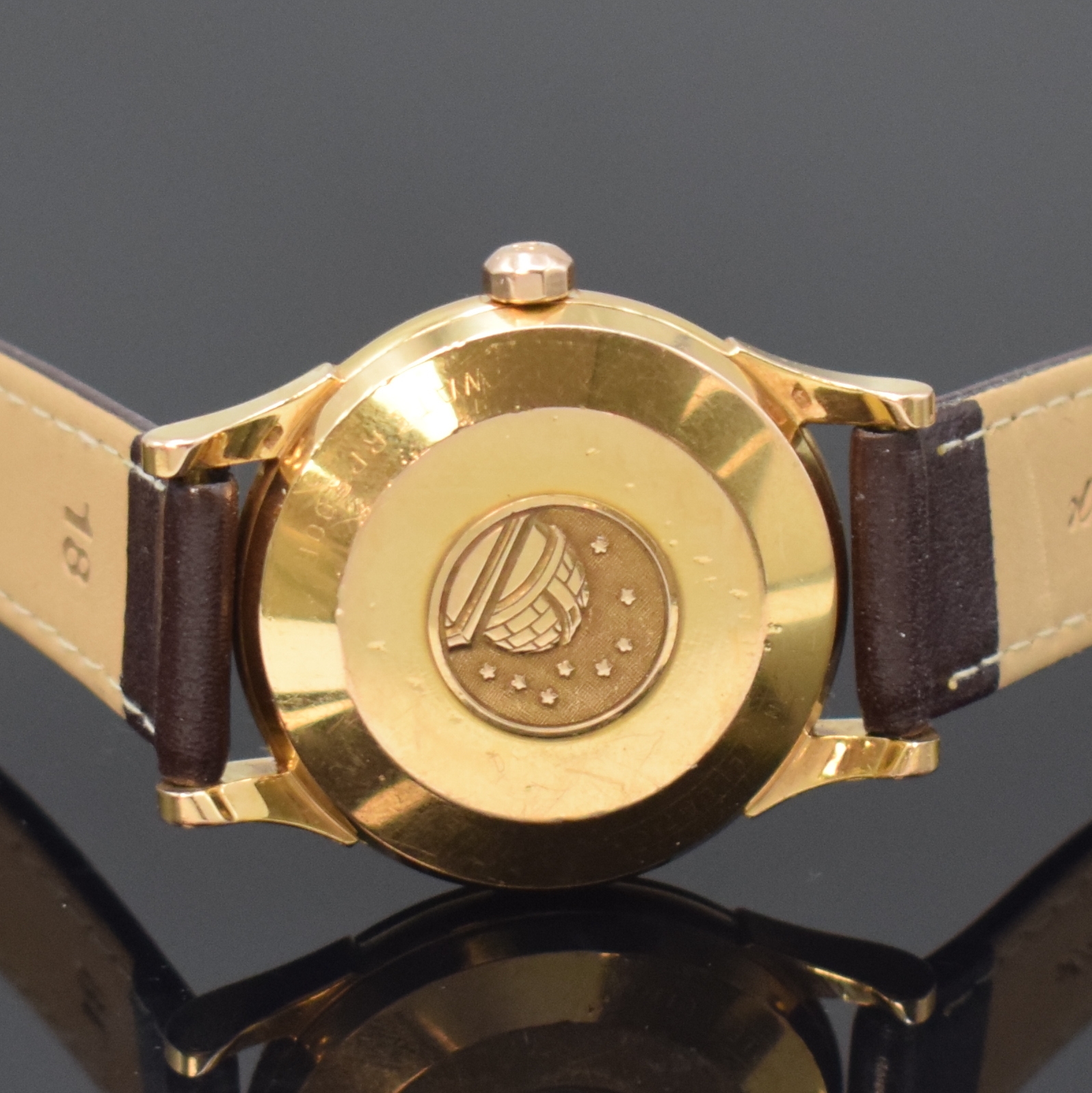 Detail c: OMEGA Constellation Armbandchronometer in GG 750/000 Referenz 2943/2954 SC, Schweiz um 1956, Automatik, Boden m. Darst. Sternwarte aufgedr., silb. ...