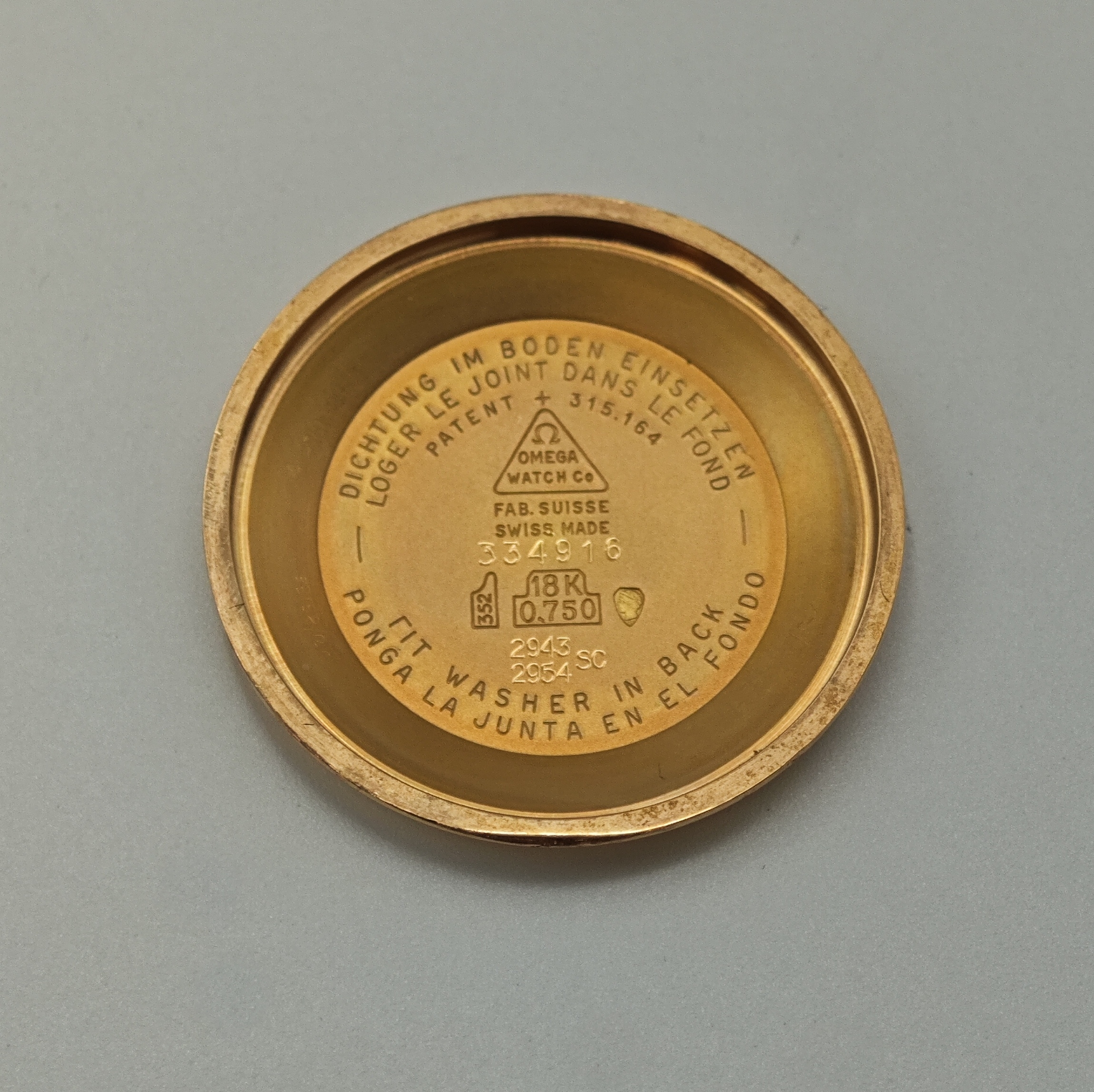 Detail d: OMEGA Constellation Armbandchronometer in GG 750/000 Referenz 2943/2954 SC, Schweiz um 1956, Automatik, Boden m. Darst. Sternwarte aufgedr., silb. ...