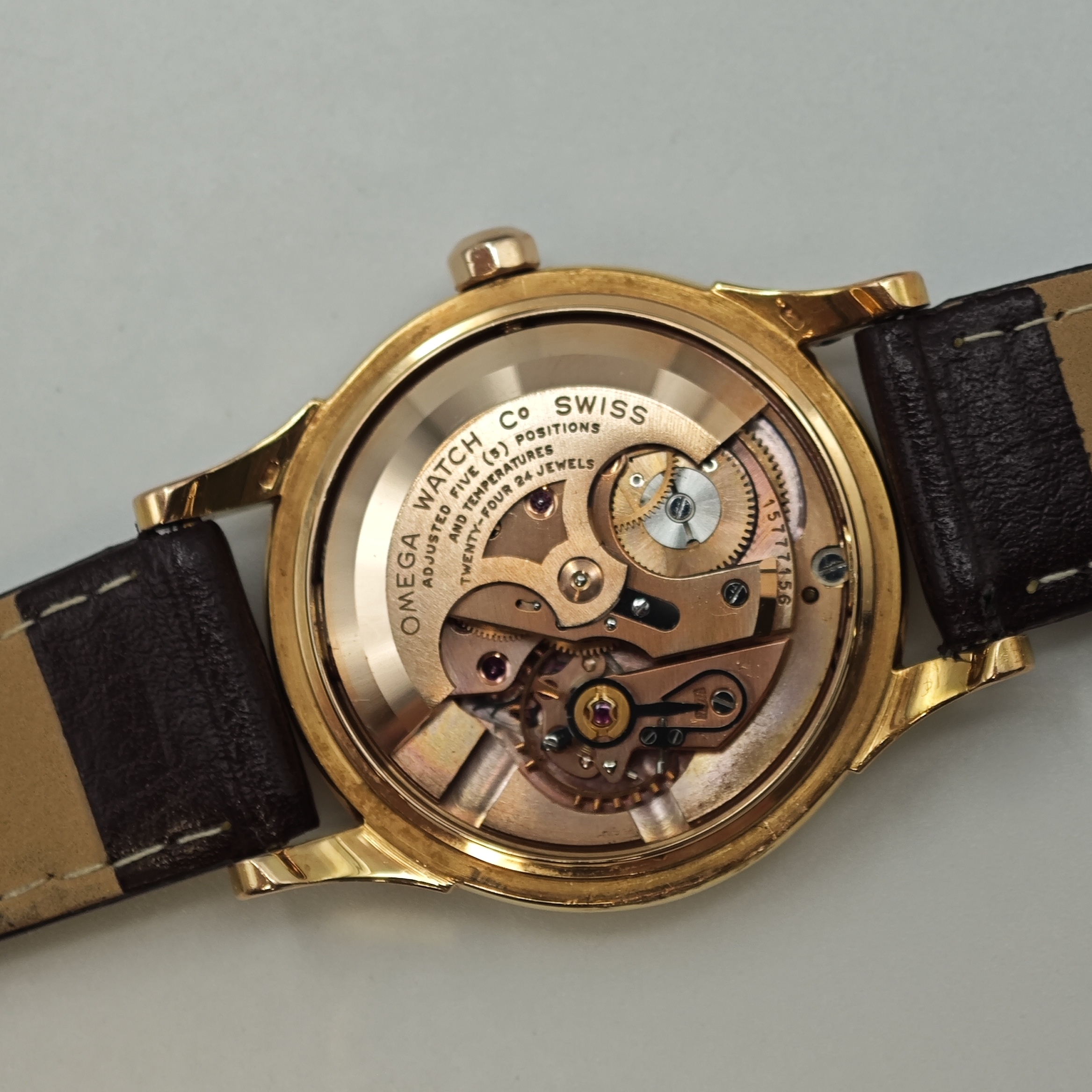 Detail e: OMEGA Constellation Armbandchronometer in GG 750/000 Referenz 2943/2954 SC, Schweiz um 1956, Automatik, Boden m. Darst. Sternwarte aufgedr., silb. ...