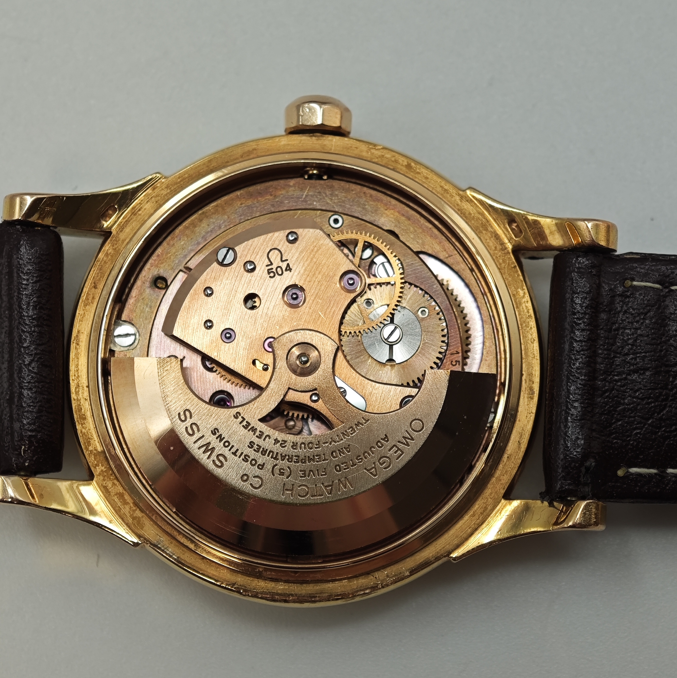 Detail f: OMEGA Constellation Armbandchronometer in GG 750/000 Referenz 2943/2954 SC, Schweiz um 1956, Automatik, Boden m. Darst. Sternwarte aufgedr., silb. ...
