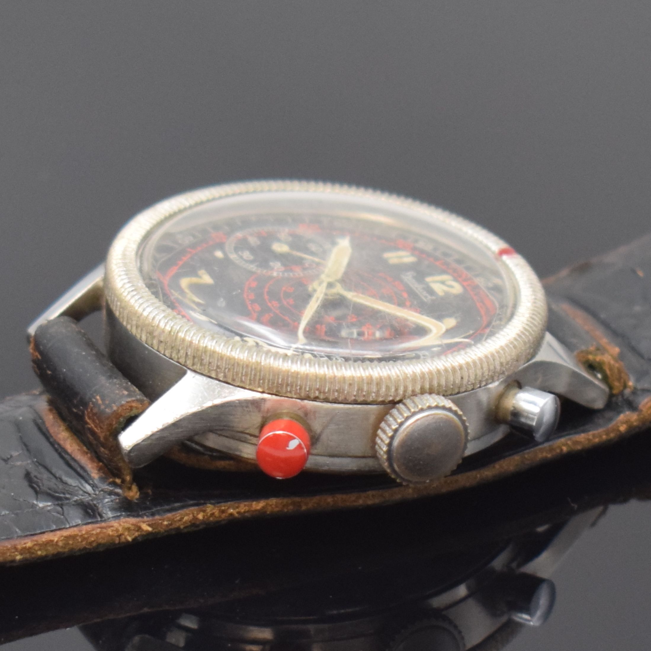 Detail b: HANHART Flyback Fliegerchronograph in Stahl,Deutschland um 1960, Handaufzug, geriffelte Drehlünette, Boden geschr., schwarzes sehr seltenes ...