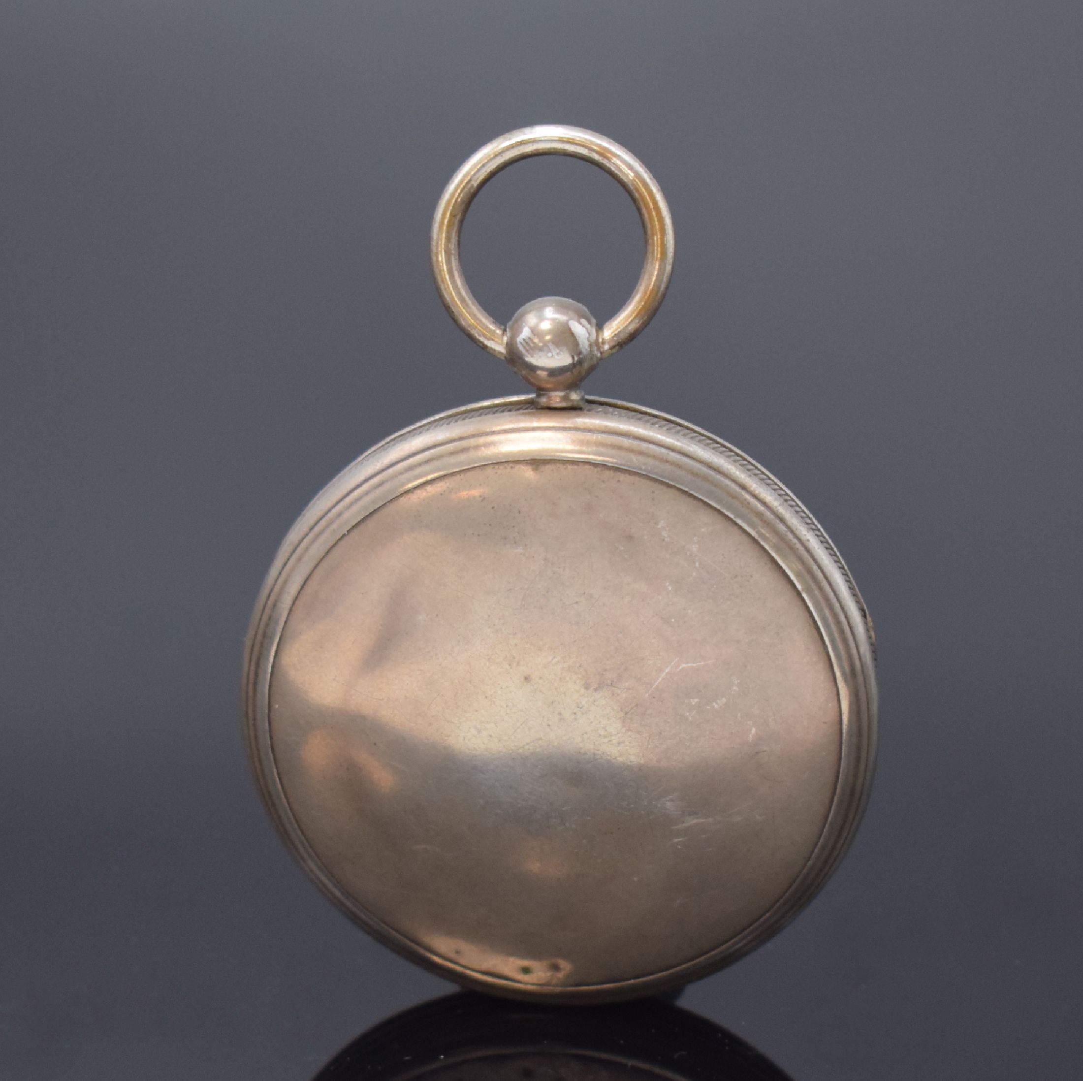 Detail a: Spindeltaschenuhr mit Datum in Silber, Schweiz um 1820, glattes Geh. dell., geriffelter Rand, Emailzifferbl. riss./besch., arab. Zahlen, Zeigerdatum, ...