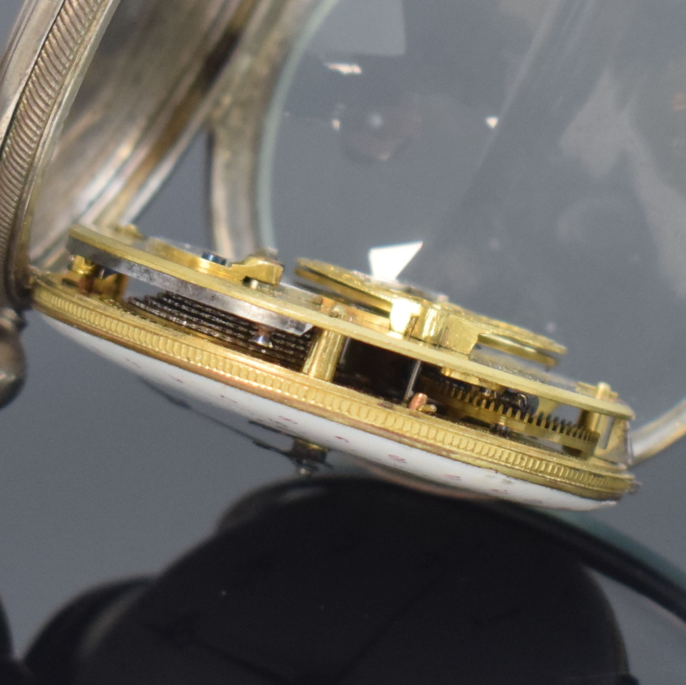 Detail c: Spindeltaschenuhr mit Datum in Silber, Schweiz um 1820, glattes Geh. dell., geriffelter Rand, Emailzifferbl. riss./besch., arab. Zahlen, Zeigerdatum, ...