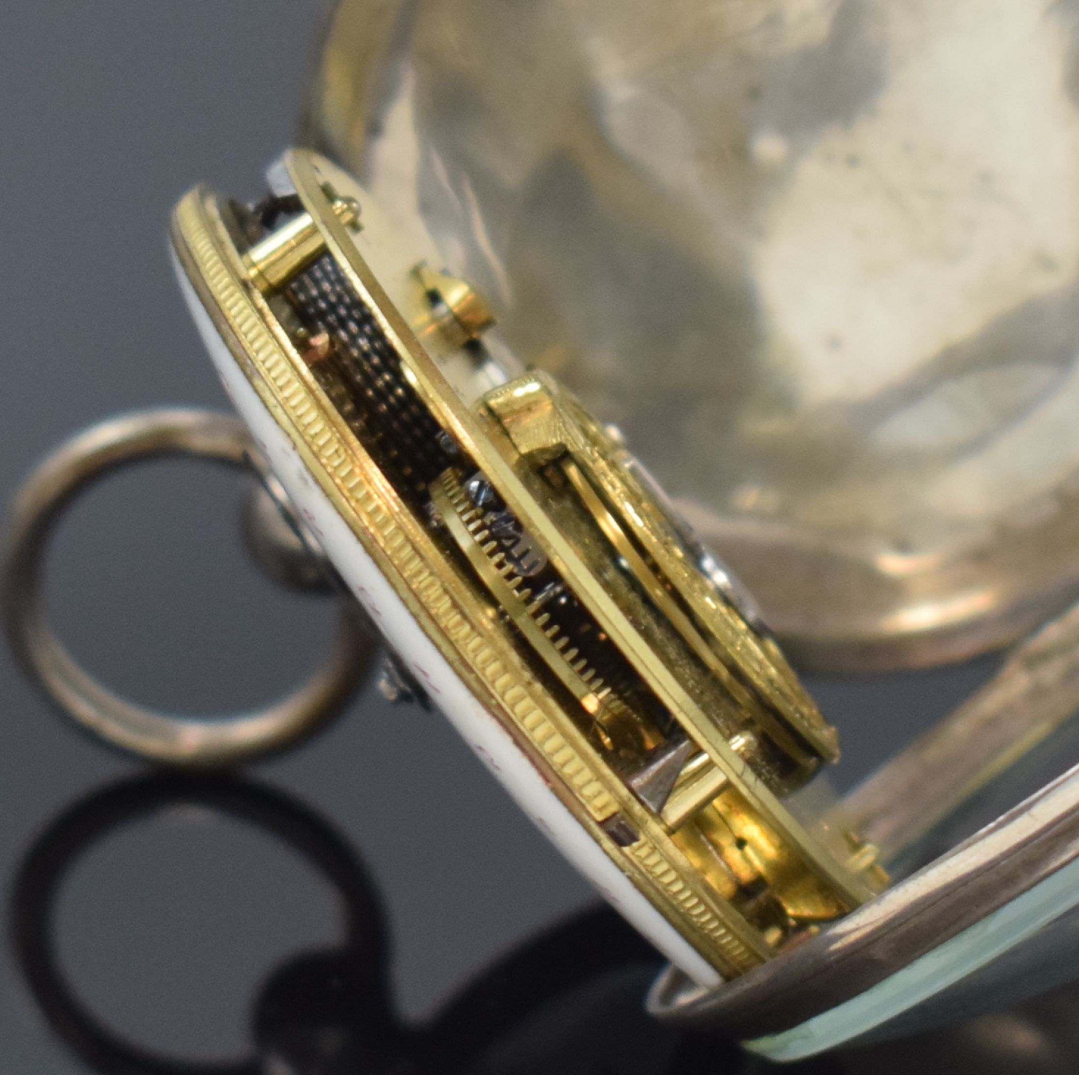 Detail d: Spindeltaschenuhr mit Datum in Silber, Schweiz um 1820, glattes Geh. dell., geriffelter Rand, Emailzifferbl. riss./besch., arab. Zahlen, Zeigerdatum, ...