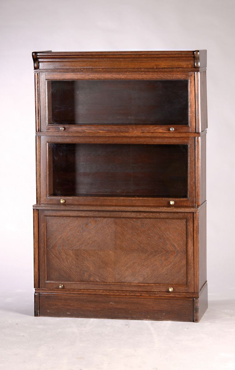 Bücherschrank, um 1910, Eiche dunkel lasiert aus 3 Elementen, Front-Türscheiben nach oben aufklappbar und nach hinten schiebbar, mit Schellack ...