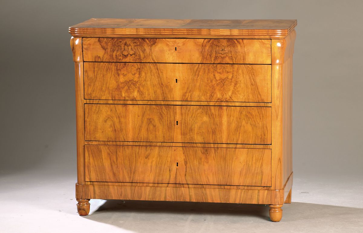 Biedermeierkommode, um 1830, Nußbaumfurnier,4 Schubladen, schöne Patina, Schellack poliert orig. Schlösser, 4 Schlüssel, ca. 96 x 108 x 56 cm, EZ ...