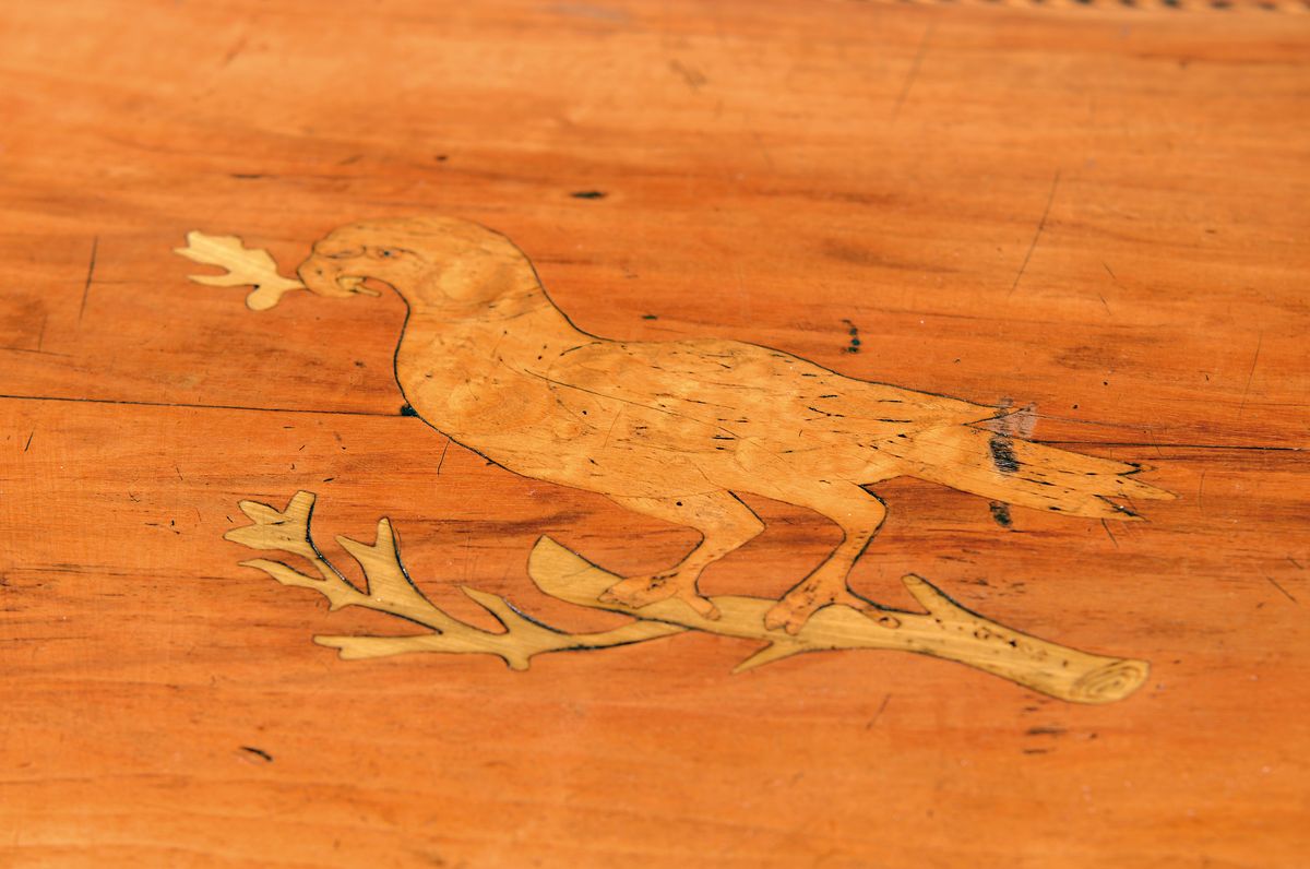 Detail a: Barock-Truhe, wohl Braunschweig, um 1750, Nußbaumfurnier, Korpus mit Runddeckel, Deckel und Front mit Vogelintarsien und floraler Marketerie in ...