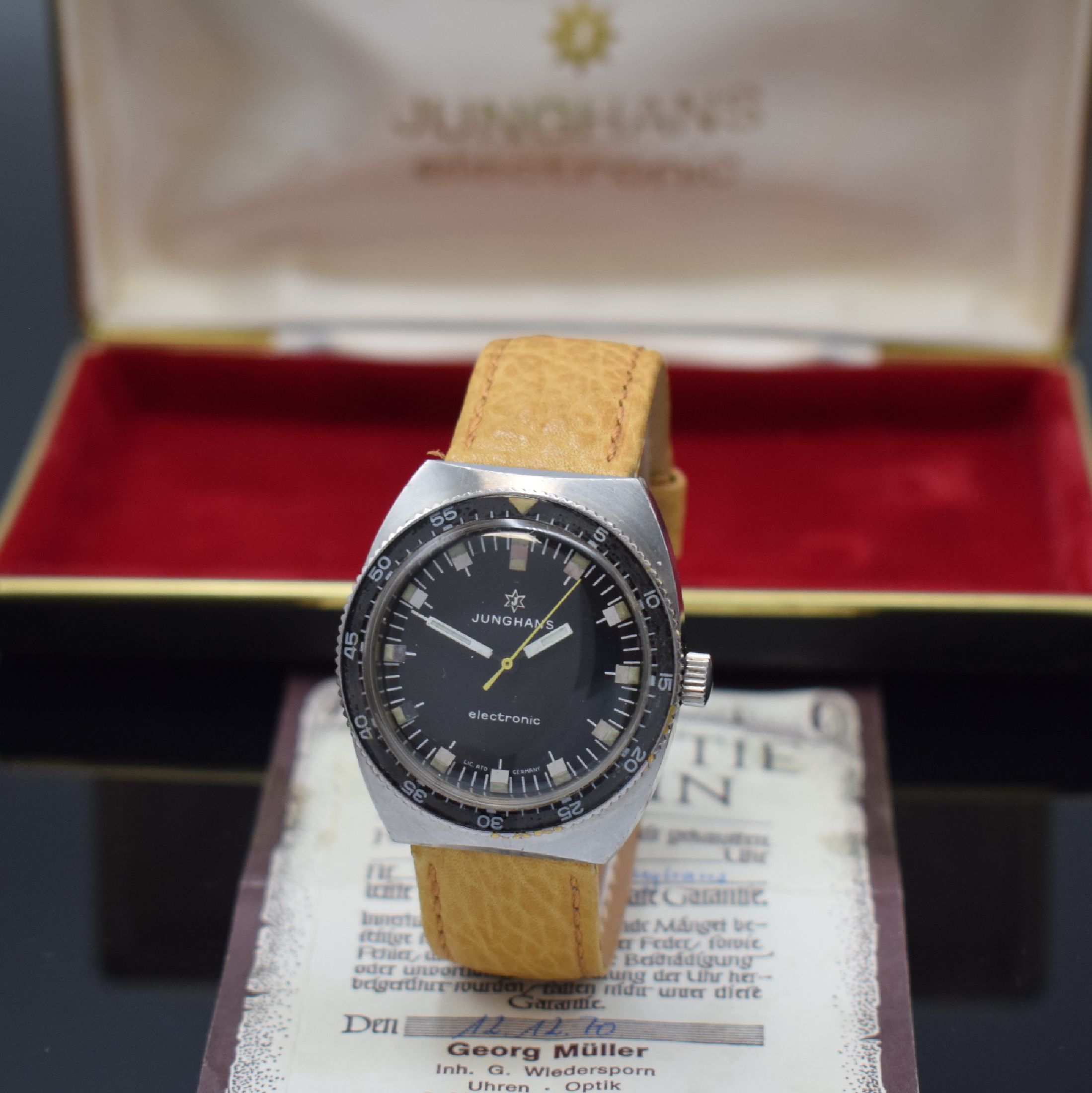 JUNGHANS electronic sehr seltene Herrenarmbanduhr in Edelstahl im Taucherdesign, Deutschland um 1970, Boden verschr., Lünette m. Bakelit-Einlage ...