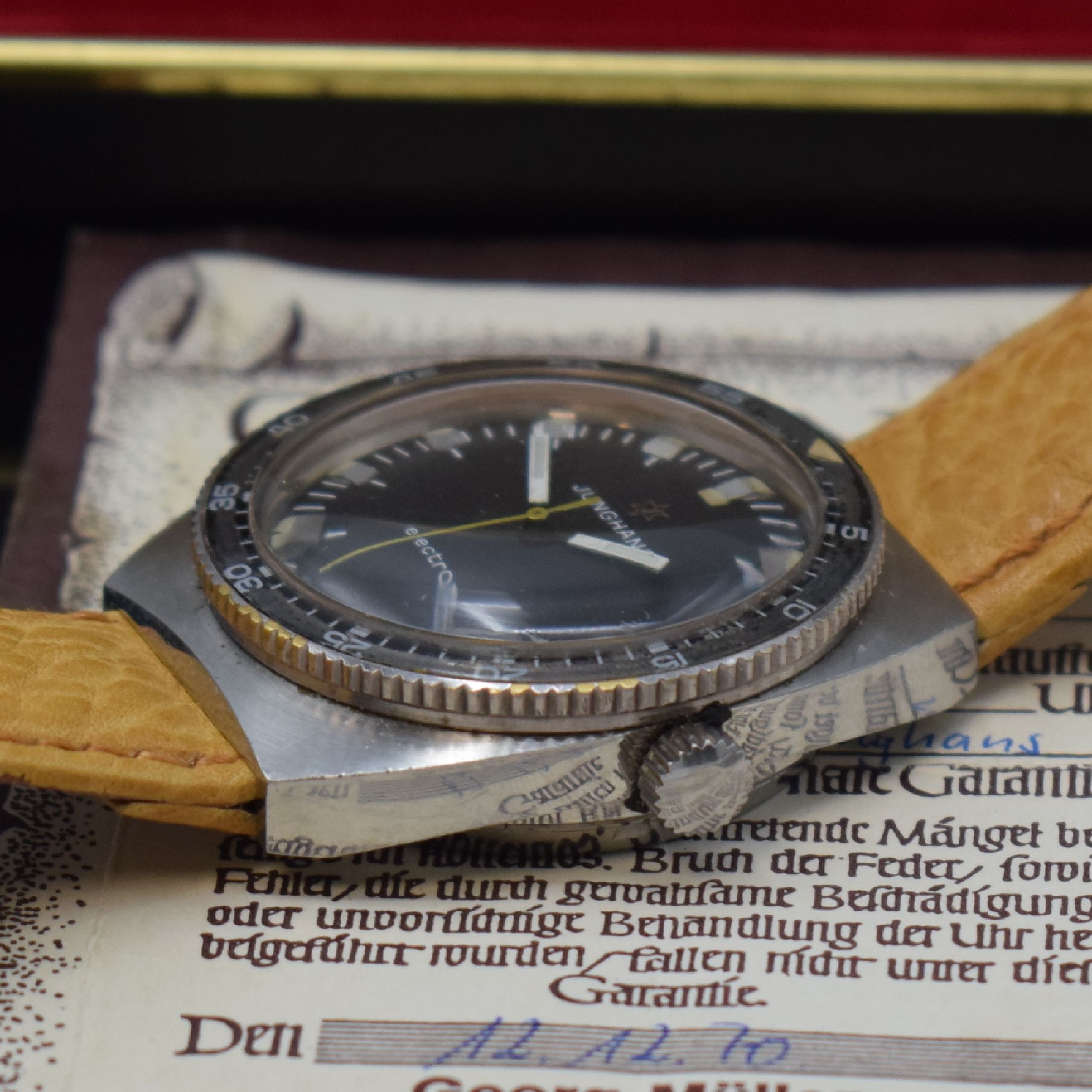 Detail b: JUNGHANS electronic sehr seltene Herrenarmbanduhr in Edelstahl im Taucherdesign, Deutschland um 1970, Boden verschr., Lünette m. Bakelit-Einlage ...