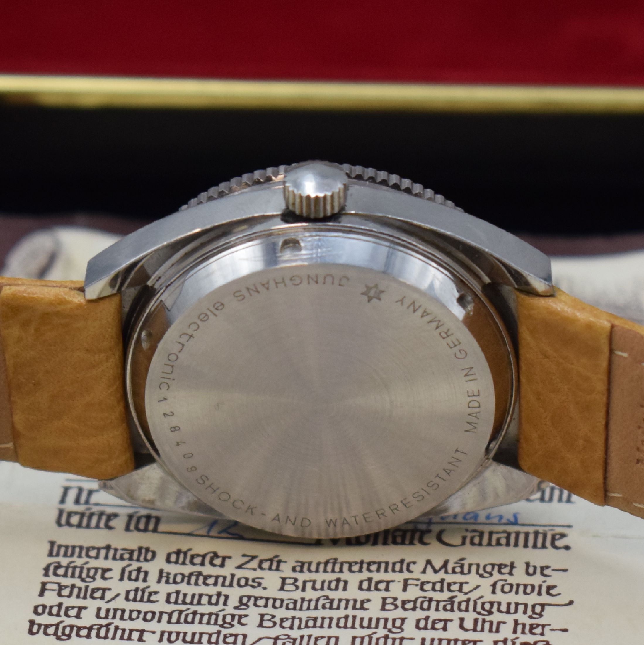 Detail c: JUNGHANS electronic sehr seltene Herrenarmbanduhr in Edelstahl im Taucherdesign, Deutschland um 1970, Boden verschr., Lünette m. Bakelit-Einlage ...