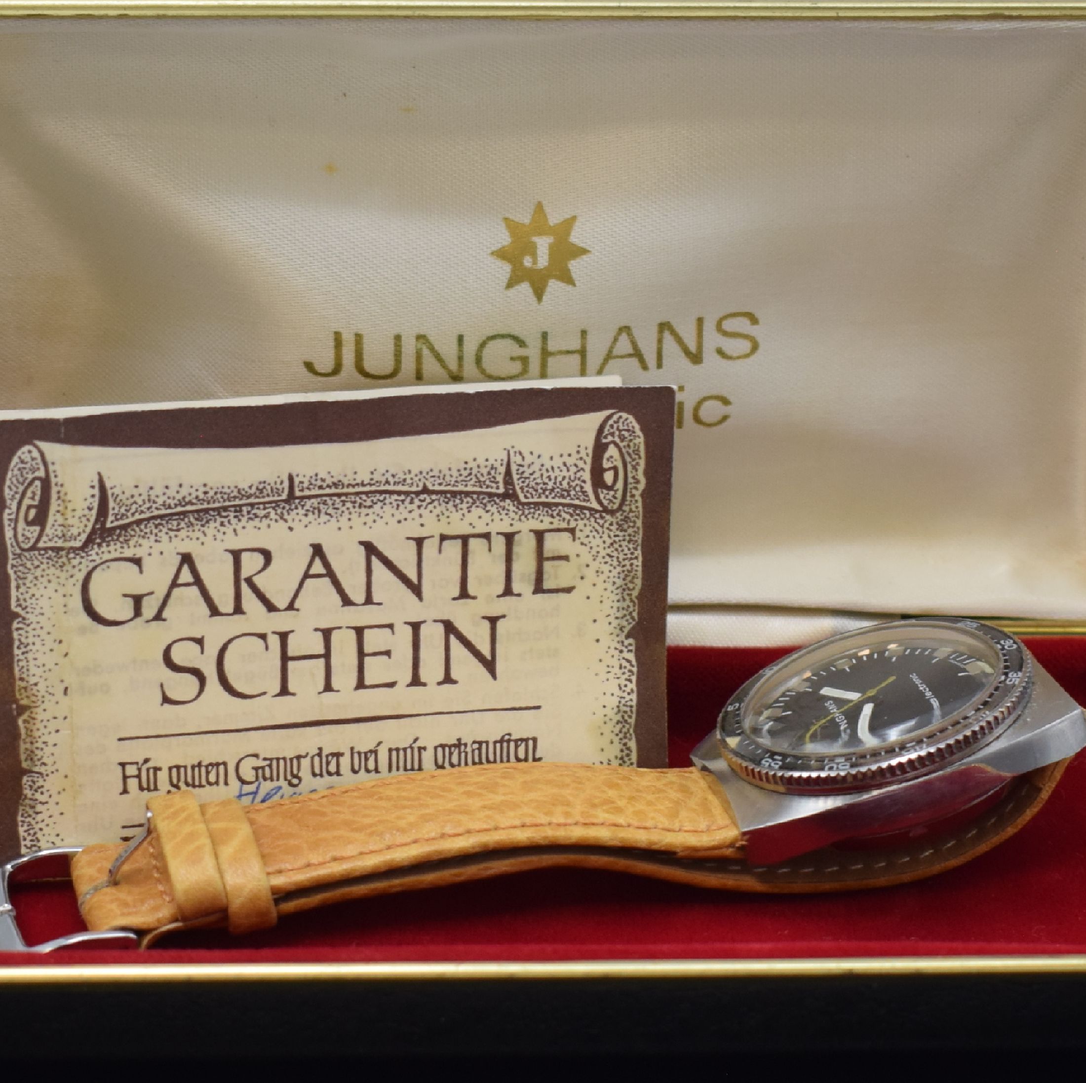 Detail d: JUNGHANS electronic sehr seltene Herrenarmbanduhr in Edelstahl im Taucherdesign, Deutschland um 1970, Boden verschr., Lünette m. Bakelit-Einlage ...