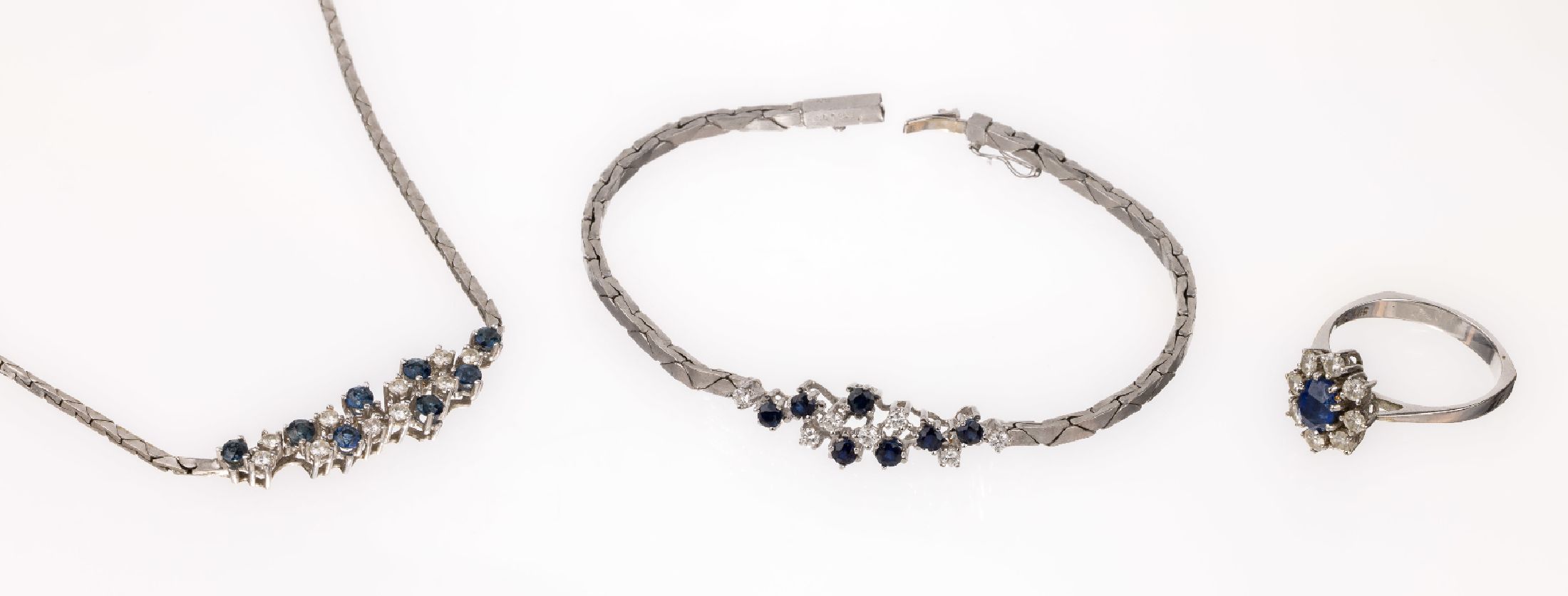 14 kt Gold Saphir-Brillant-Schmuckset, WG 585/000, best. aus: Collier mit 10 Brillanten zus. ca. 0.40 ct Weiß/si, 8 rundfacett. Saphire zus. ca. ...