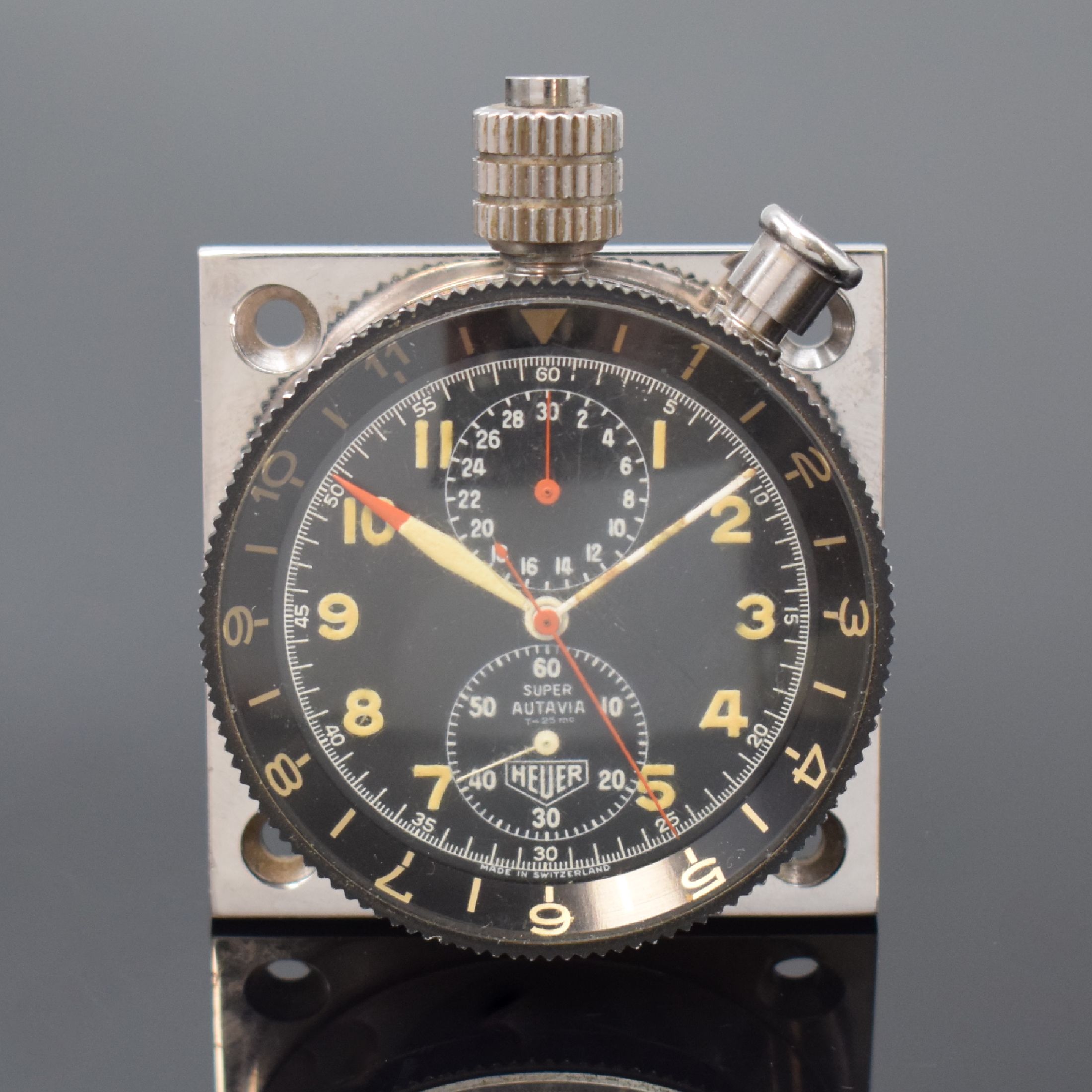 HEUER/LEONIDAS SA Super-Autavia Rally- Einbauuhr mit Chronograph, Schweiz um 1965, verchr. Geh., Bodenplatte 4-fach verschraubt, Nullstellung durch ...