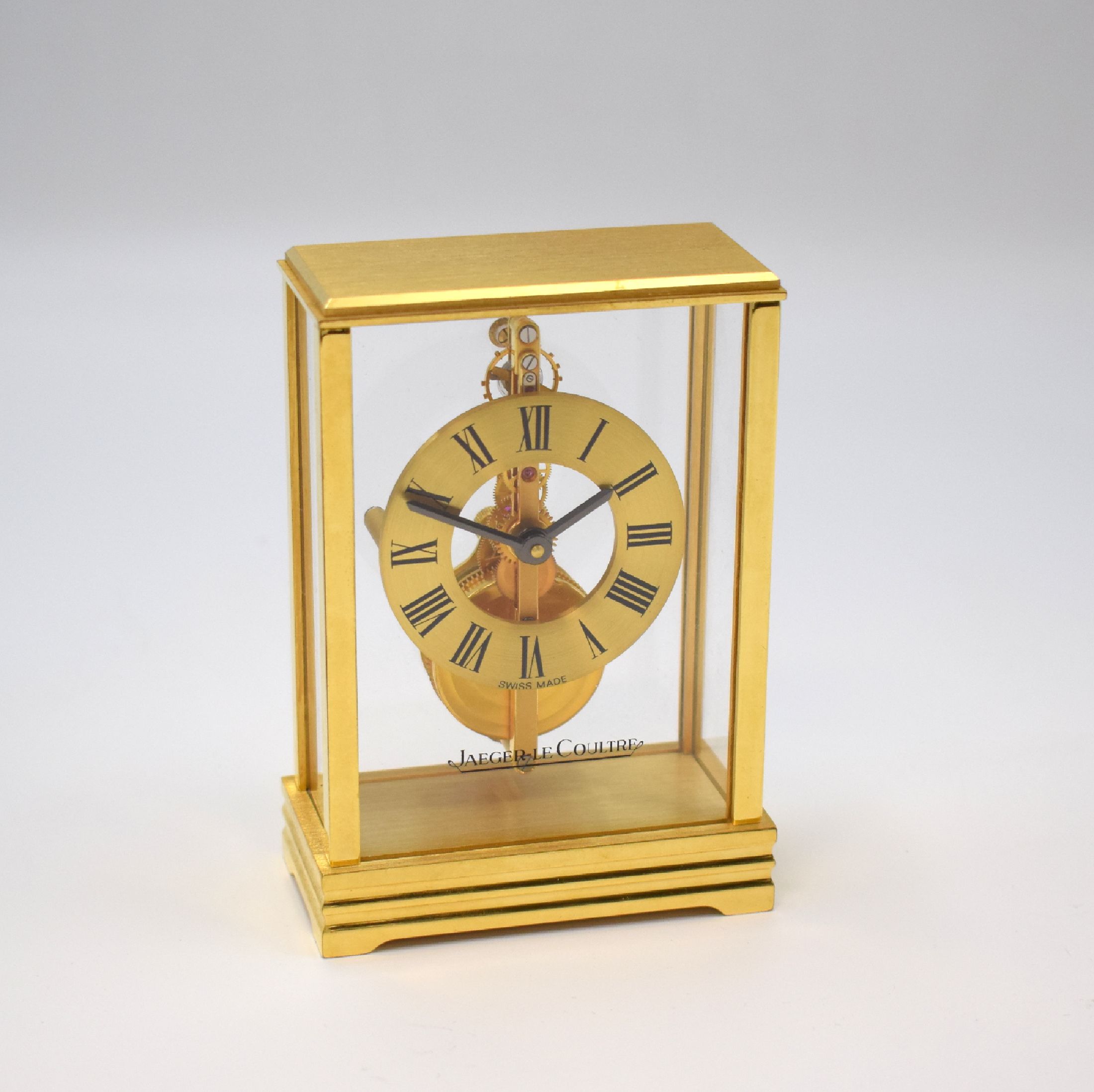 Jaeger-LeCoultre kleine Tischuhr mit 8-Tage Stabwerk Referenz 564, Schweiz um 1980, rechteckiges, 4-seitig vergl. Geh. verg., auf rückseitigem ...